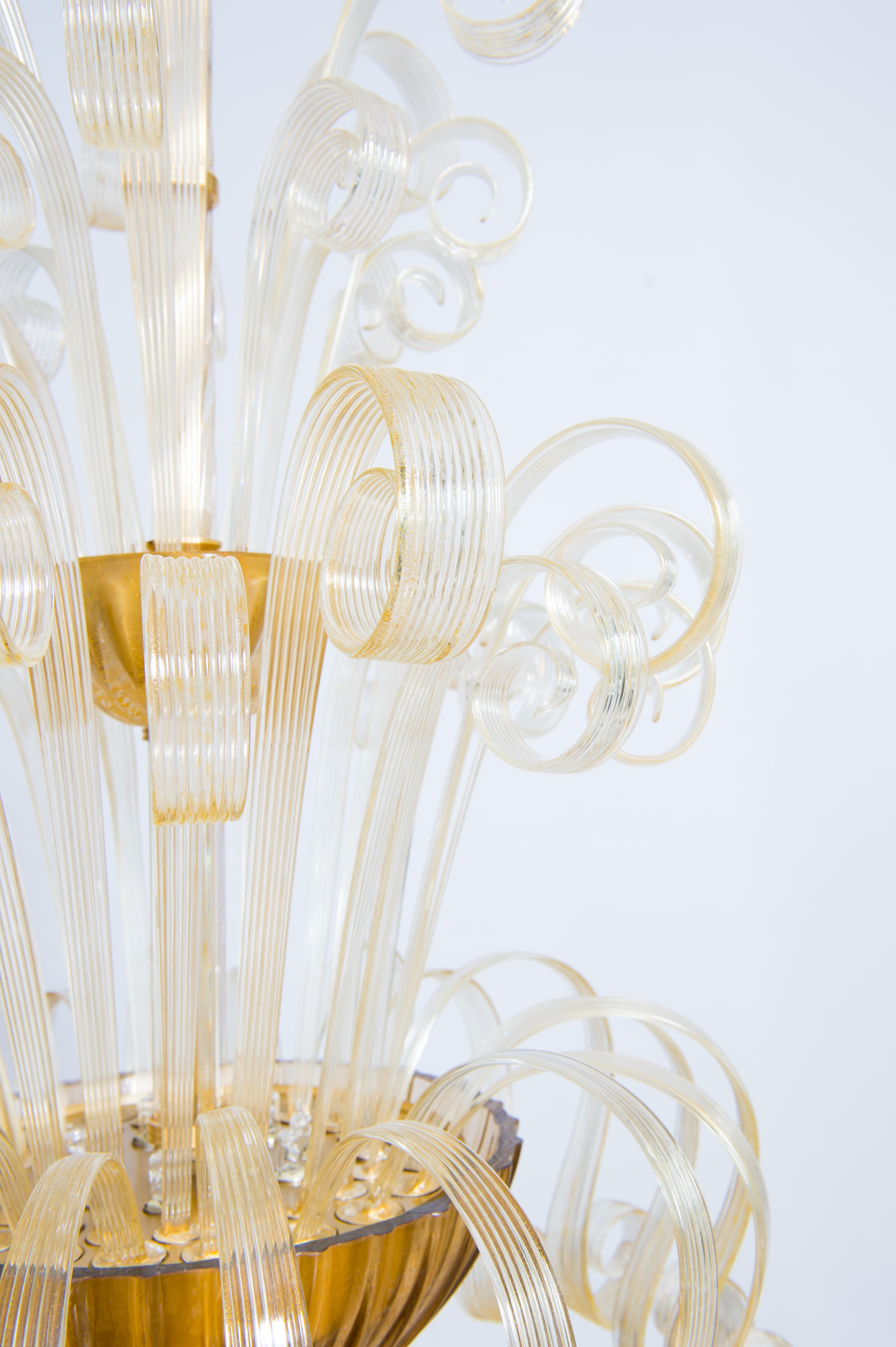 Lampadario in vetro di Murano Spirali scolpite Accenti dorati Alta rifrazione Art glas In condizioni ottime in vendita a Villaverla, IT