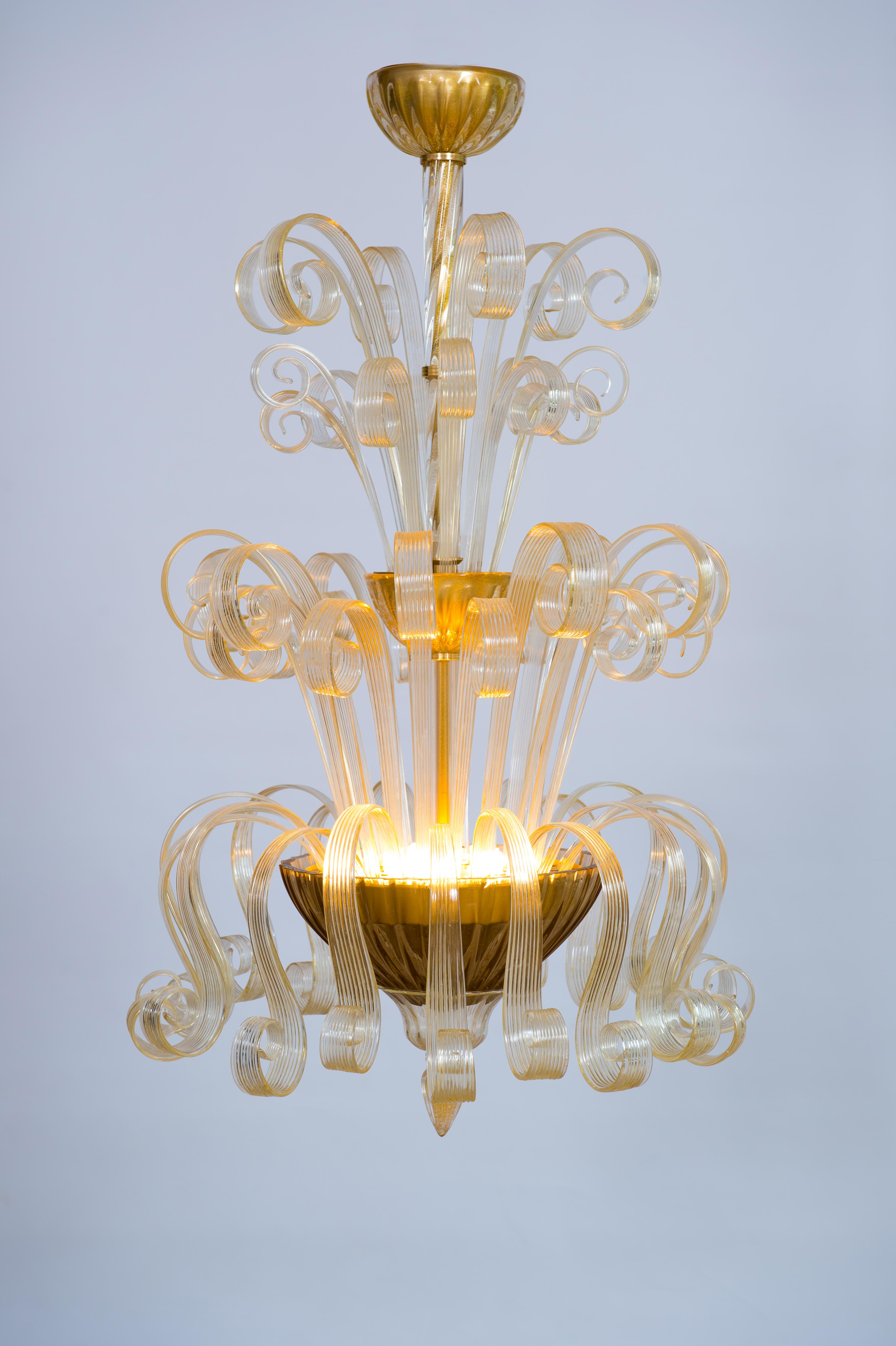 Metà XX secolo Lampadario in vetro di Murano Spirali scolpite Accenti dorati Alta rifrazione Art glas in vendita