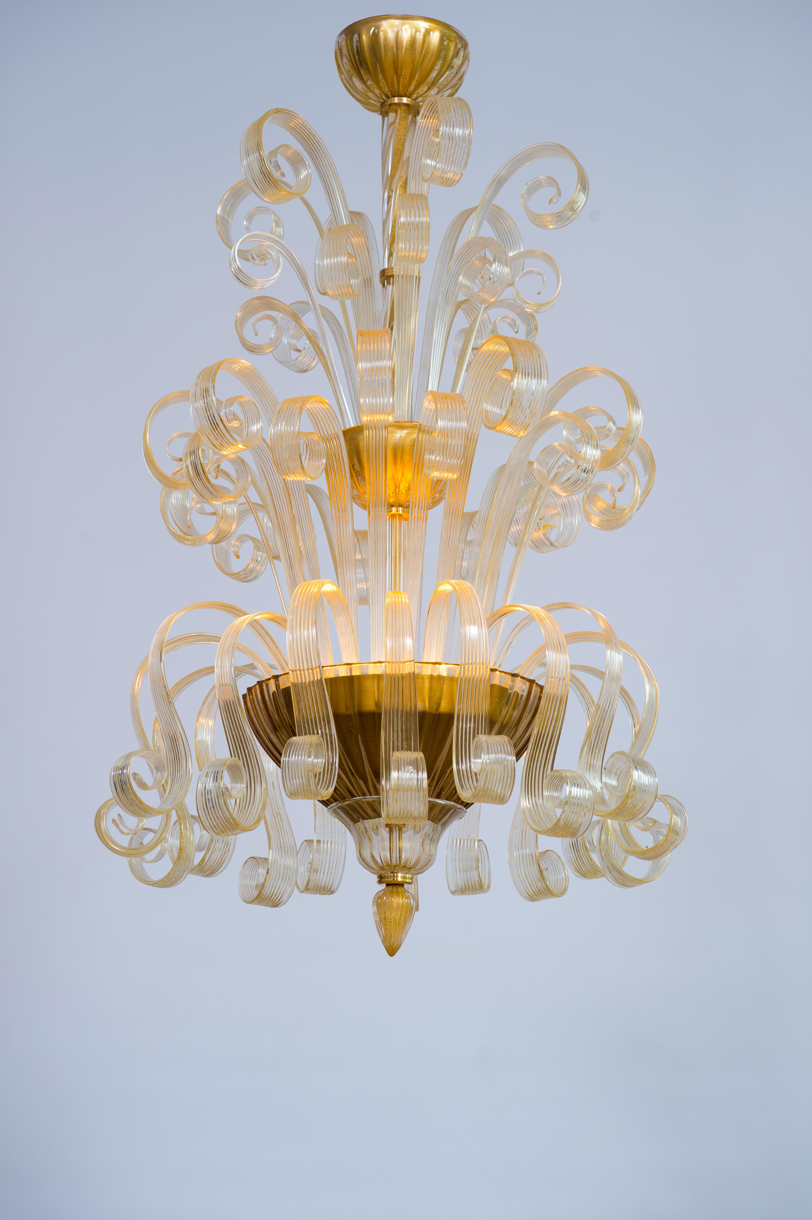 Vetro Lampadario in vetro di Murano Spirali scolpite Accenti dorati Alta rifrazione Art glas in vendita