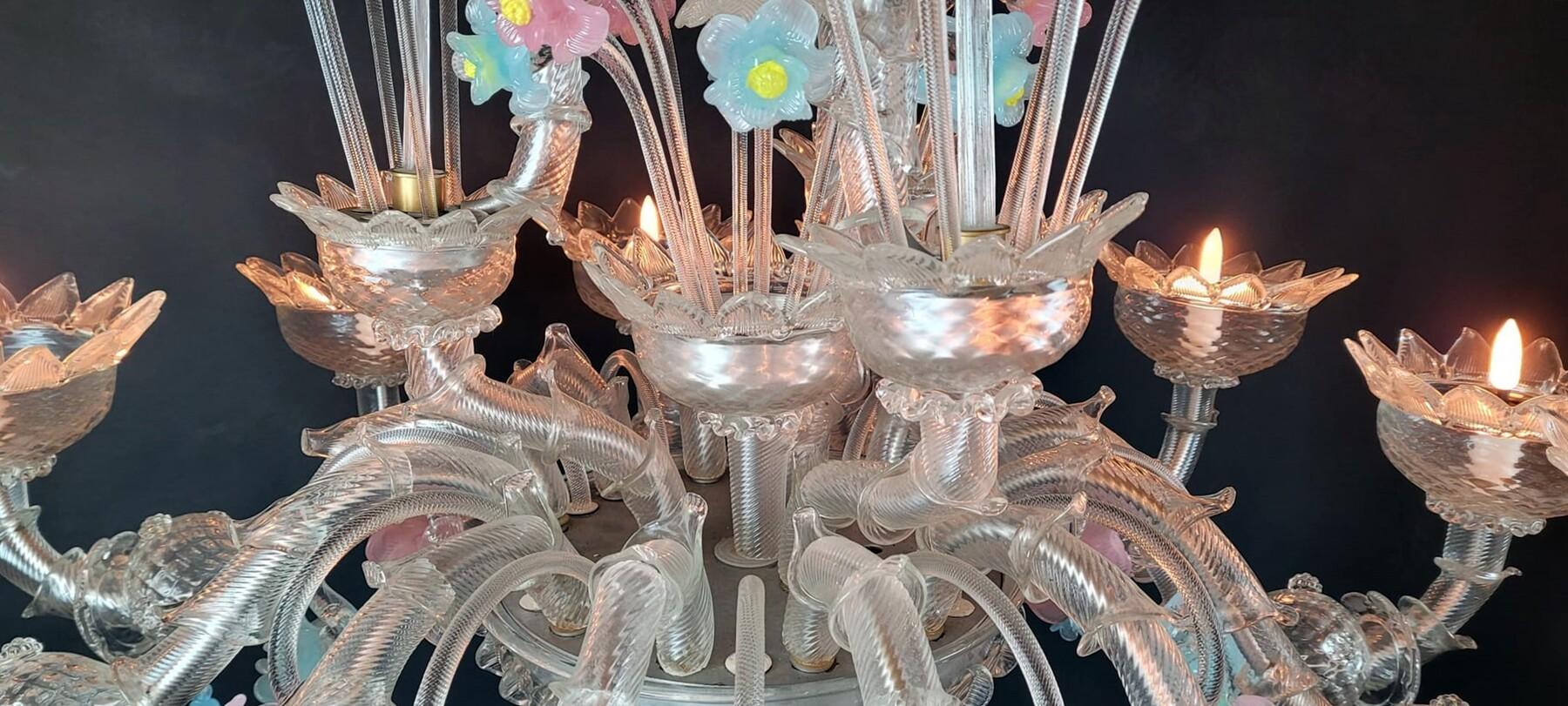 Italiano Lampadario in vetro di Murano con fiori,  Italia, 20 in vendita