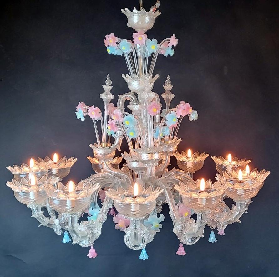 Vetro di Murano Lampadario in vetro di Murano con fiori,  Italia, 20 in vendita