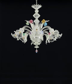 Araña de cristal de Murano con detalles florales esculpidos a mano una obra maestra veneciana