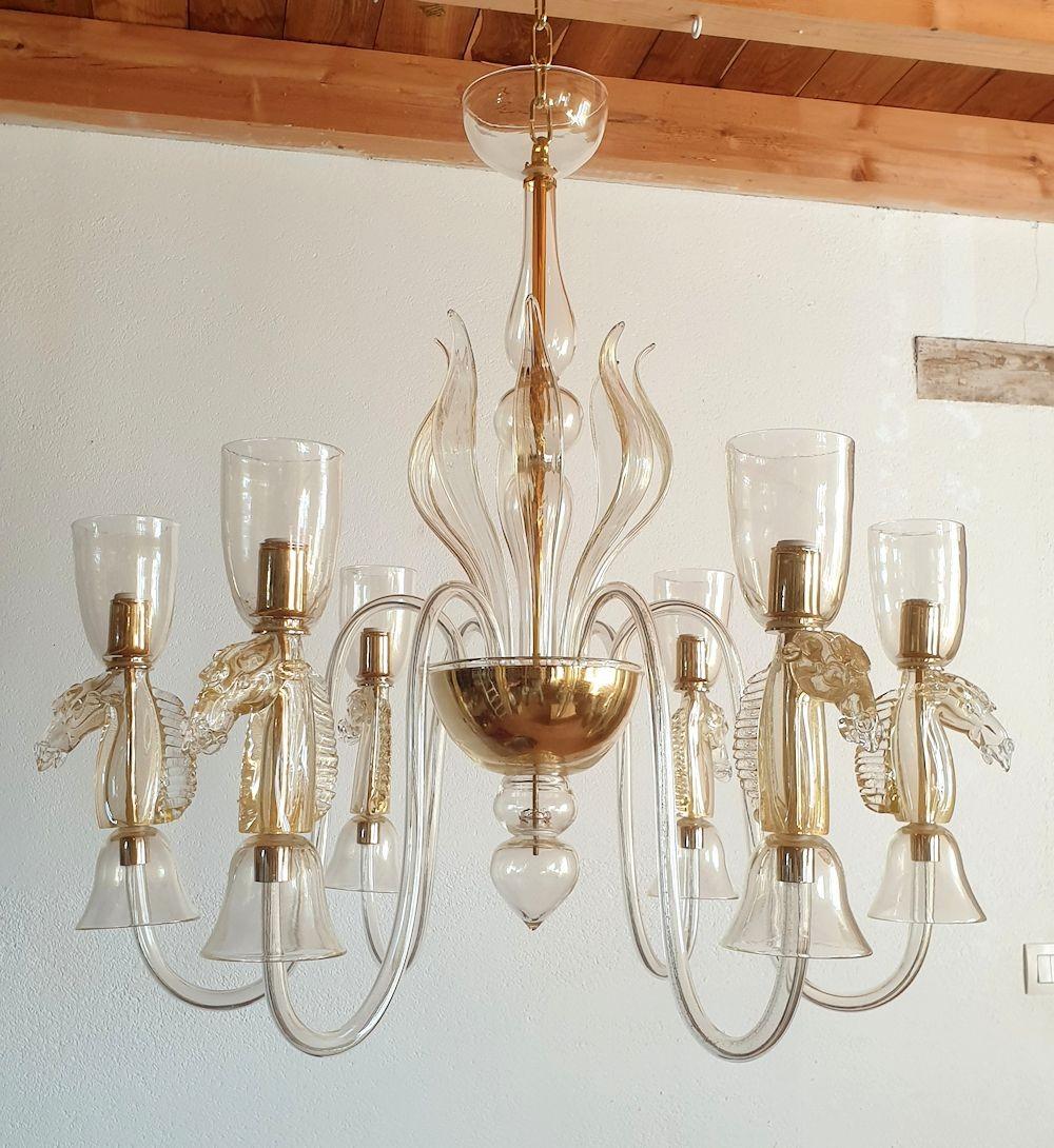 Mid Century modern Murano chandelier, Attributed to Archimede Seguso, Italy 1960s.
The handmade chandelier is in clear glass, with gold inclusions, revealed through the light.
A large chandelier, with six lights or arms, and professionally rewired