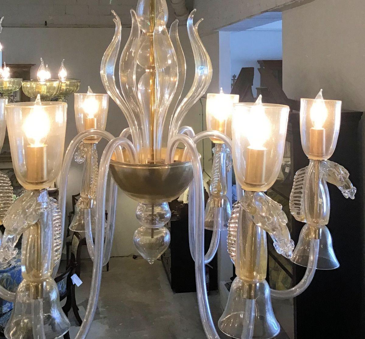 Milieu du XXe siècle Lustre en verre de Murano avec décor de chevaux en vente