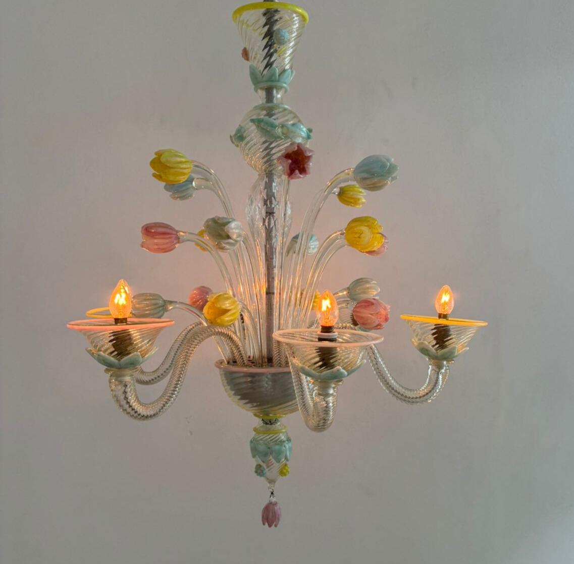 Beautiful chandelier manufactured in Murano, Italy circa 1930, the quiality, the techniques employed and style of this chandelier can be attributed to either the Seguso or the Barovier factories.
This chandelier features 18 beautiful tulips in blue,