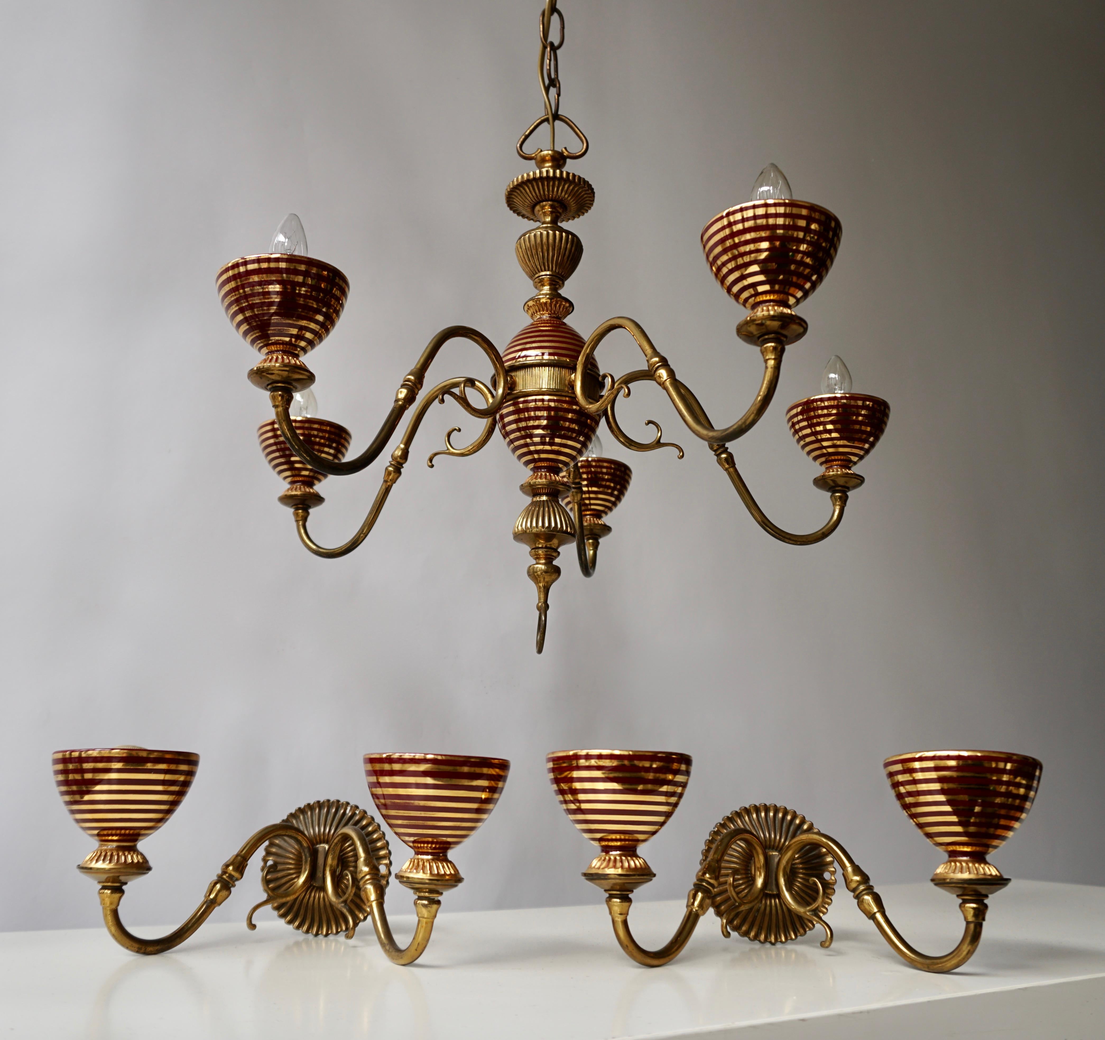 Lampadario italiano in vetro di Murano e ottone con due applique.
Diametro lampadario 50 cm. Altezza apparecchio 40 cm. Altezza totale, compresa la catena e il baldacchino, 70 cm.
Il lampadario richiede cinque lampadine singole a vite E14 (60Watt