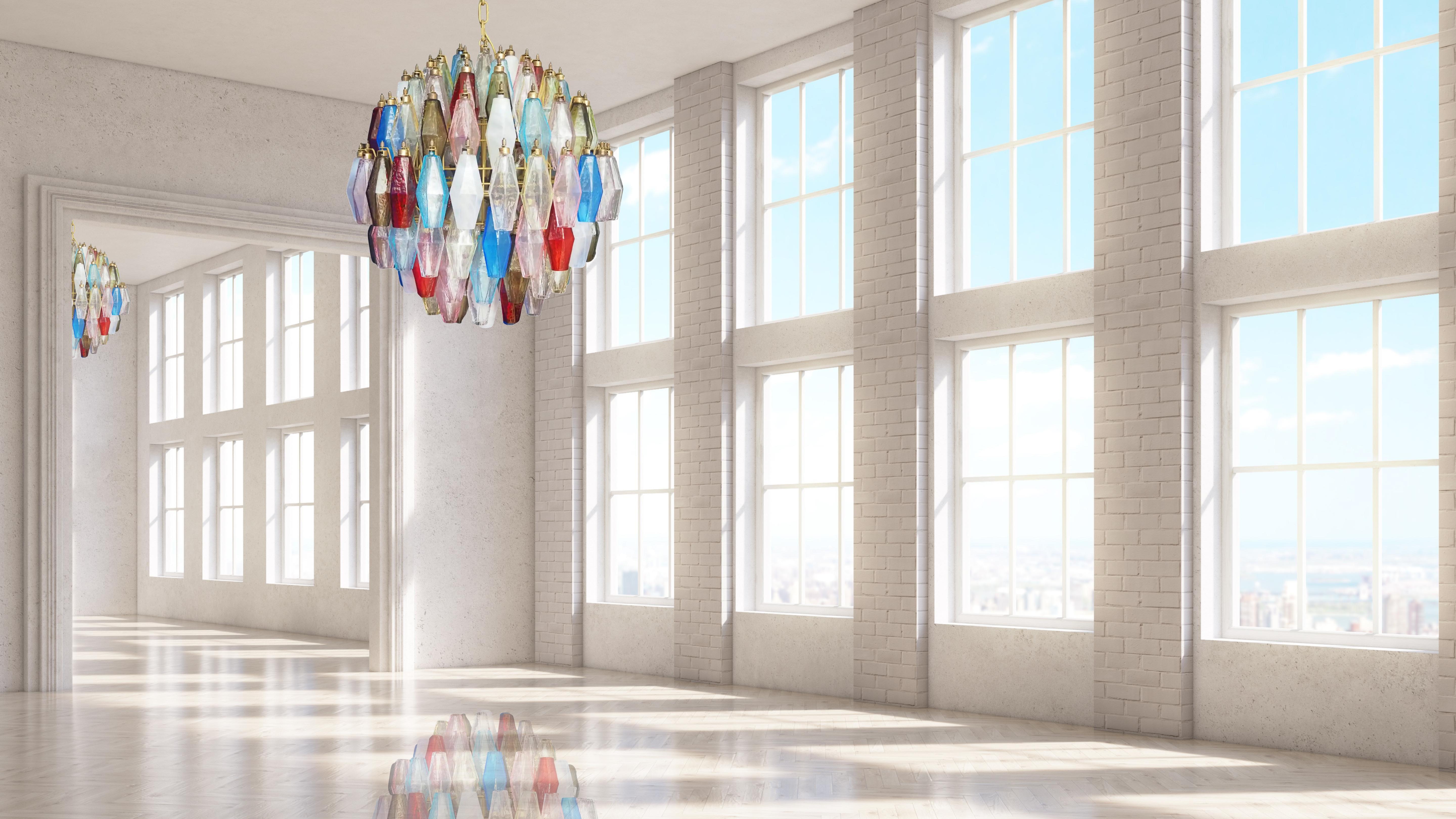 Elegante lampada a sospensione italiana realizzata con 140 vetri di Murano multicolore 