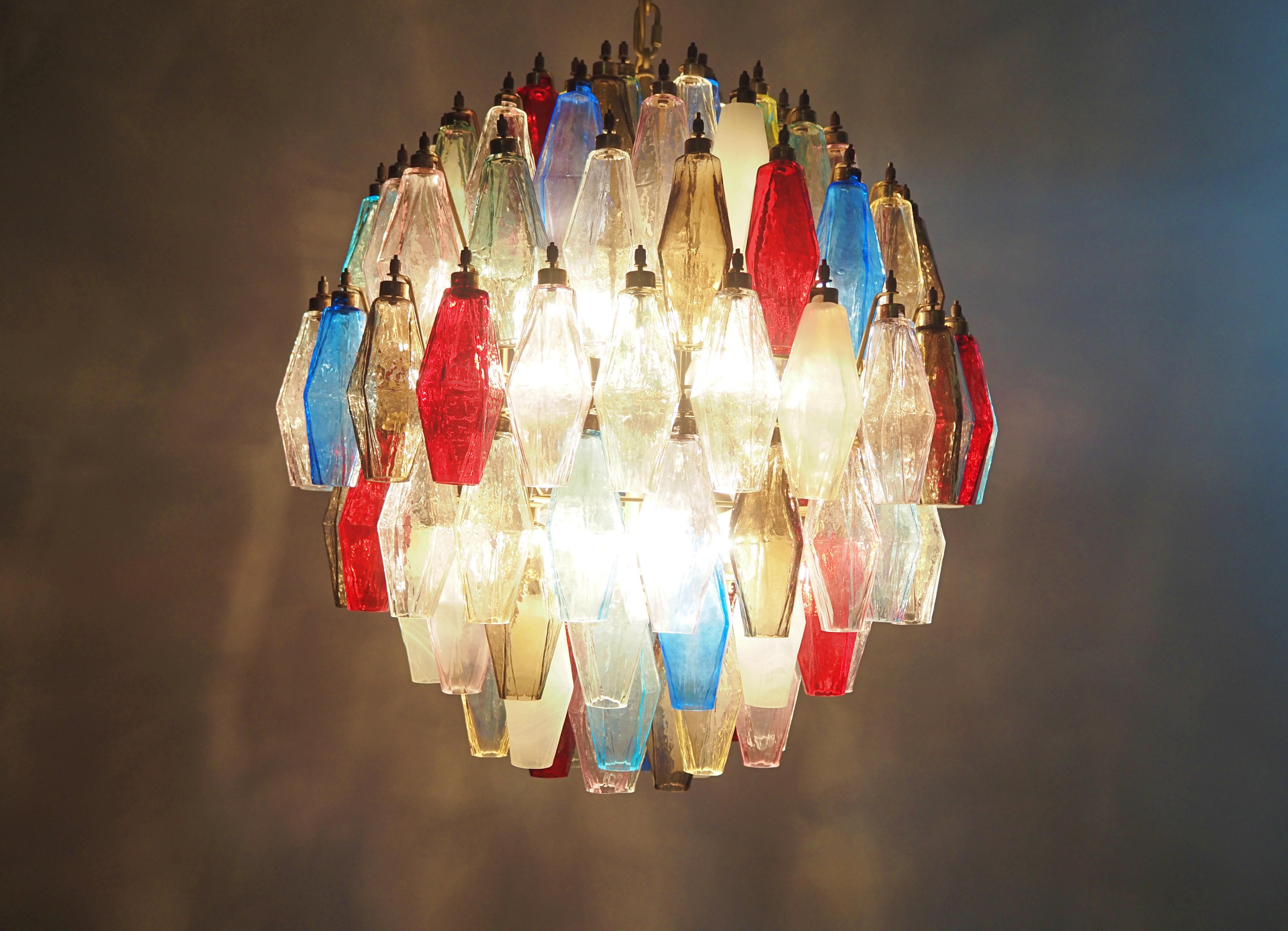 Italiano Lampadari in vetro di Murano - 185 bicchieri multicolore in vendita