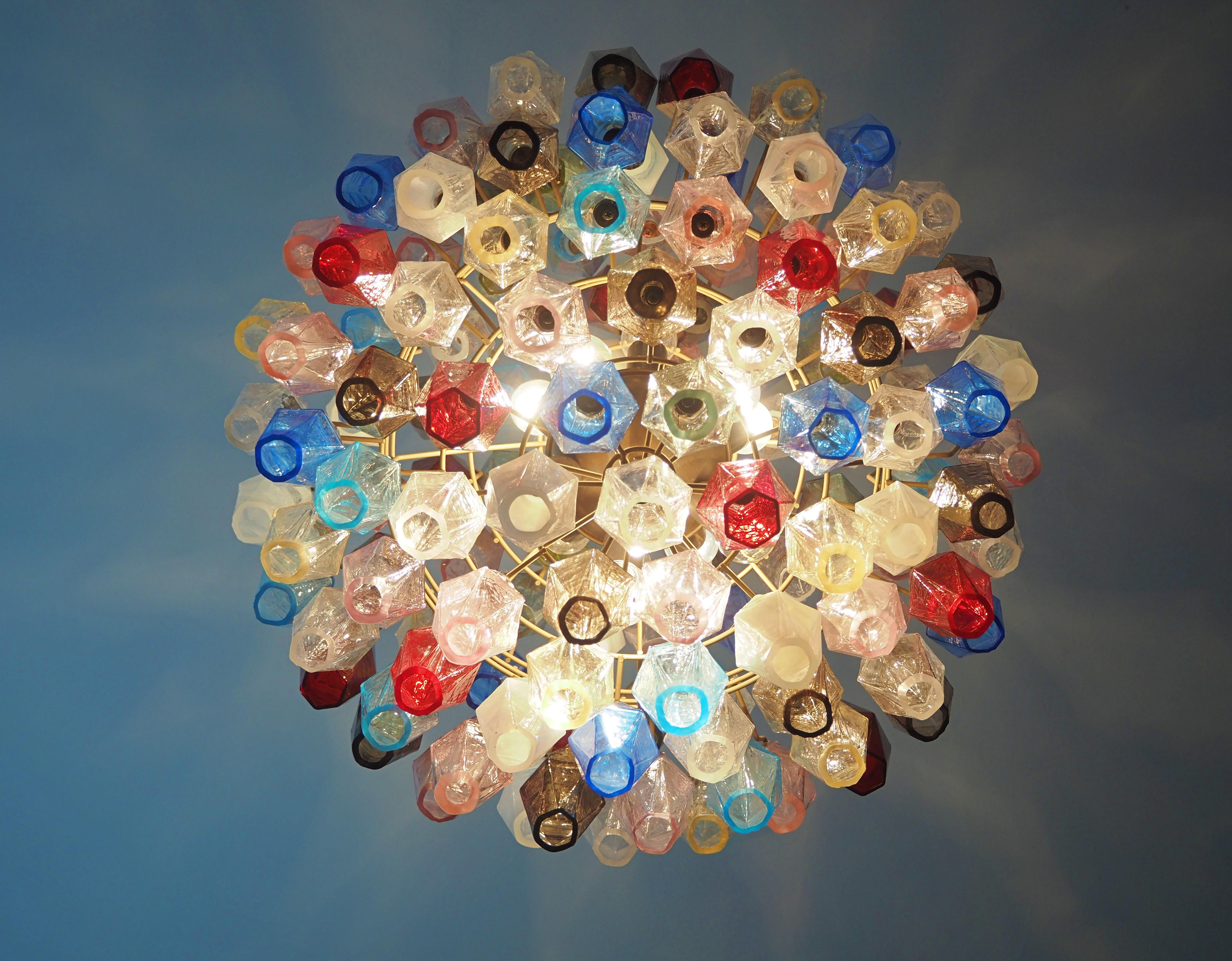 Vetro artistico Lampadari in vetro di Murano - 185 bicchieri multicolore in vendita