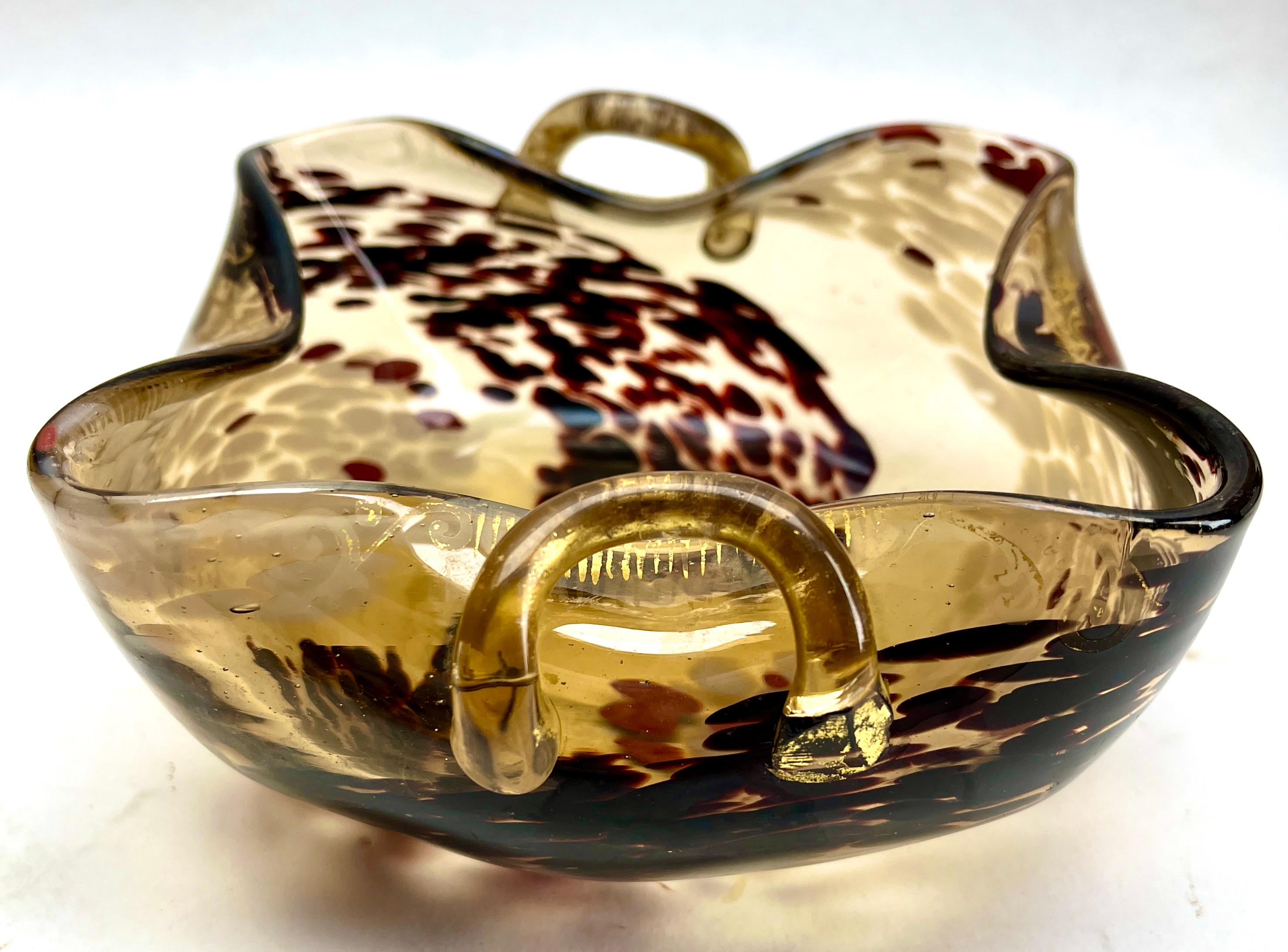 Murano glass Chartreuse and Gold Deco ruffle Biomorphic bowls of 1950s

Murano glass biomorphic ruffled edge bowls gold fleck made in Italy.
Rare Murano hand blown iridescent surface art glass flared rim ribbed bowl.

The piece is in excellent
