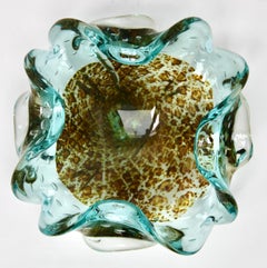 Bols biomorphiques en verre de Murano à volants chartreuse et à mouchetures dorées des années 1950