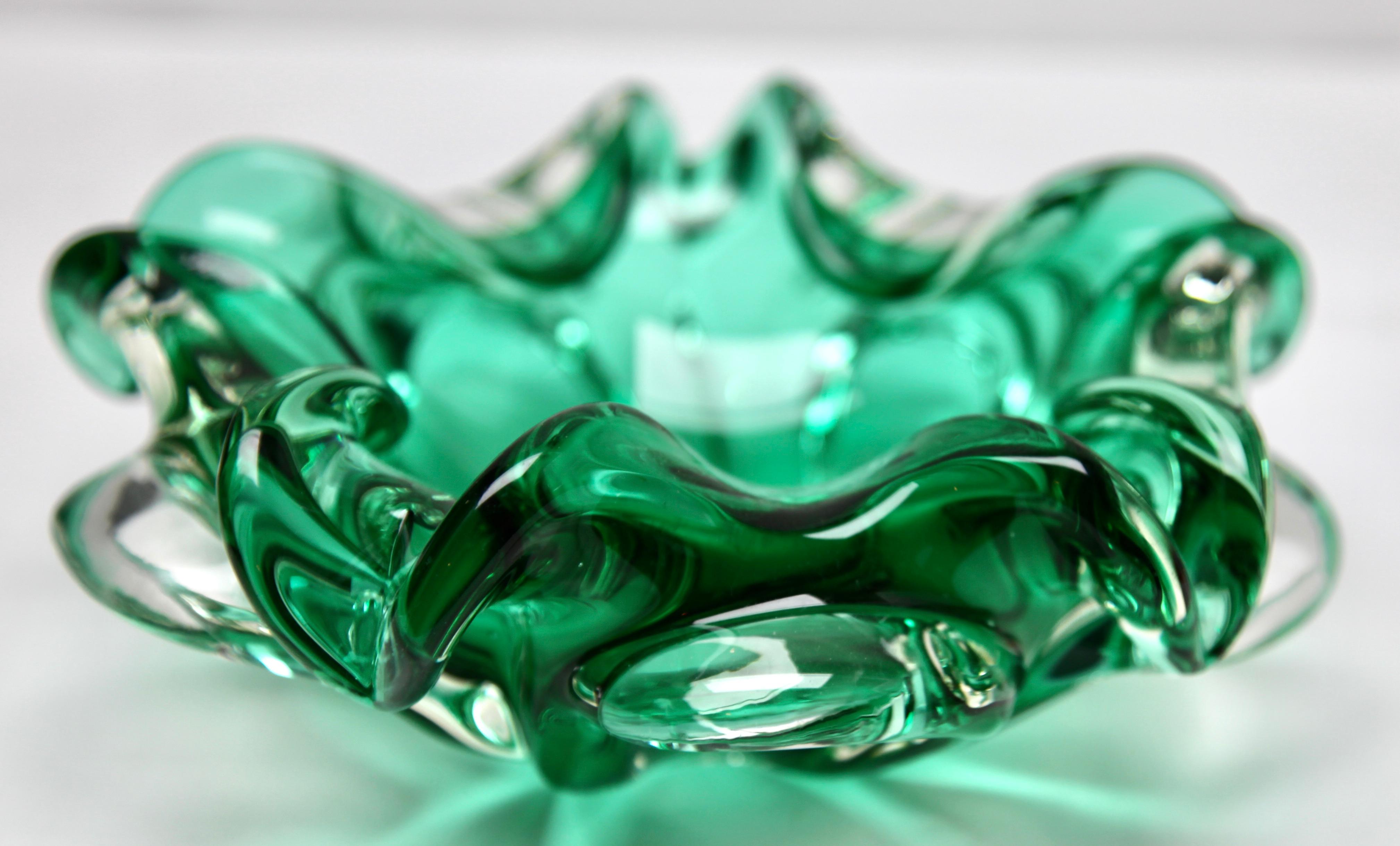 Murano glass biomorphic ruffled edge bowl made in Italy.
Rare Murano handblown iridescent surface green art glass flared rim ribbed bowl.

The piece is in excellent condition and a real beauty!



