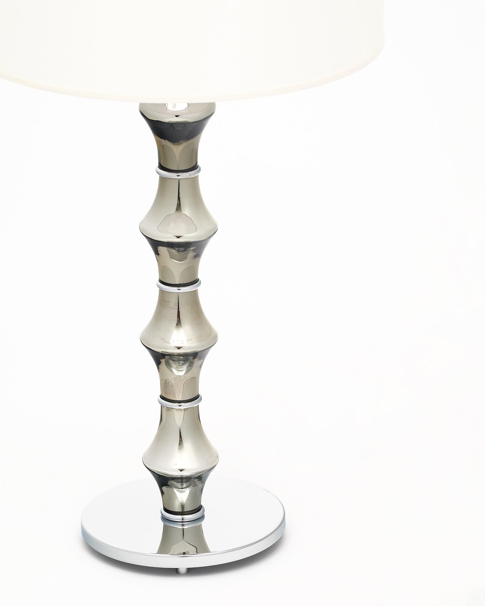 Fabuleuse paire de lampes modernistes en verre de Murano soufflé à la main avec un aspect chromé comme de l'argent. Les éléments polyédriques confèrent aux lampes une forte impression de modernité. Le verre est maintenu en place sur une structure et