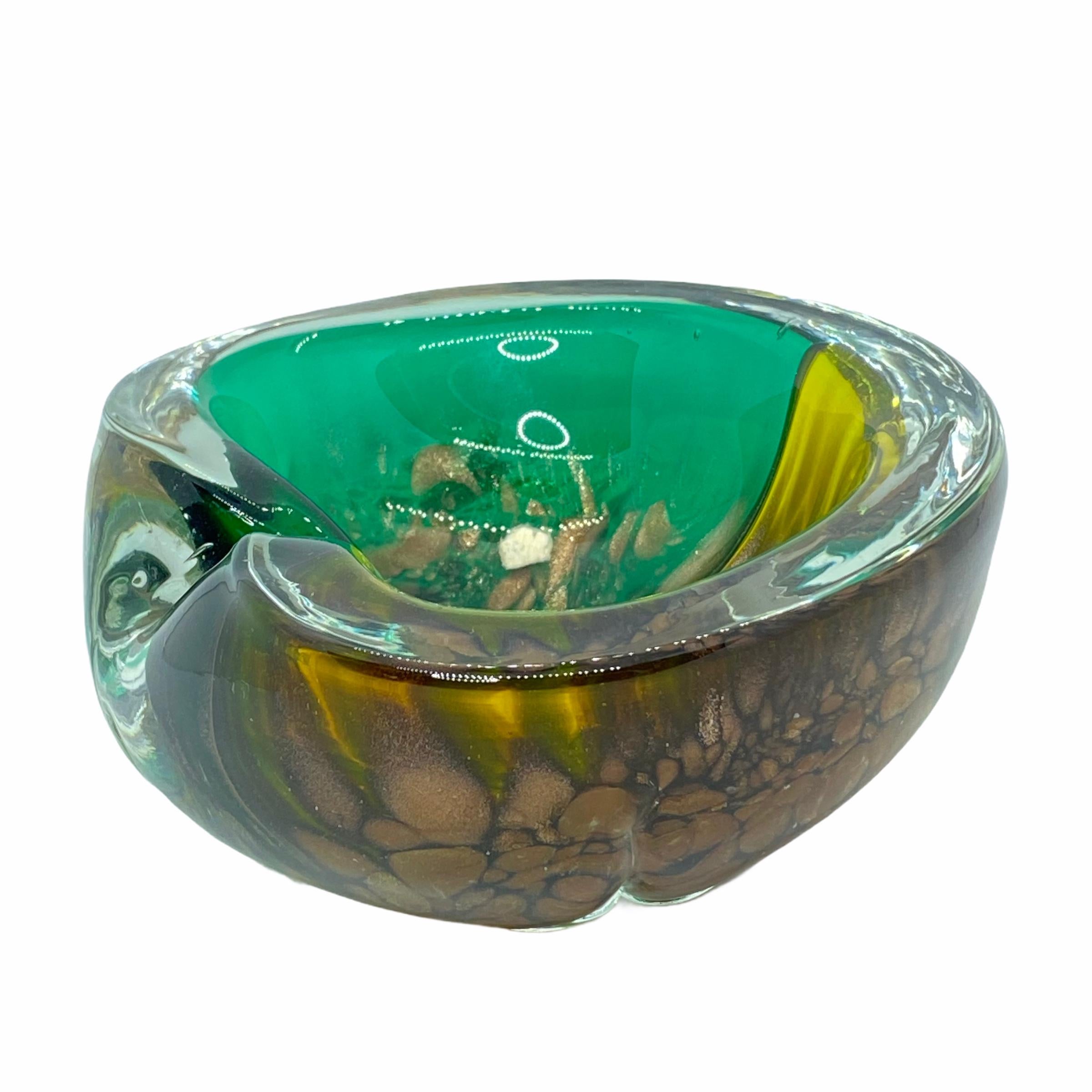 Gorgeous hand blown Murano art glass piece with Sommerso and bullicante techniques. A beautiful organic shaped bowl, catchall or cigar ashtray, Venice, Murano, Italy, 1970s. Part of the old murano label inside the bowl, like seen in last picture.