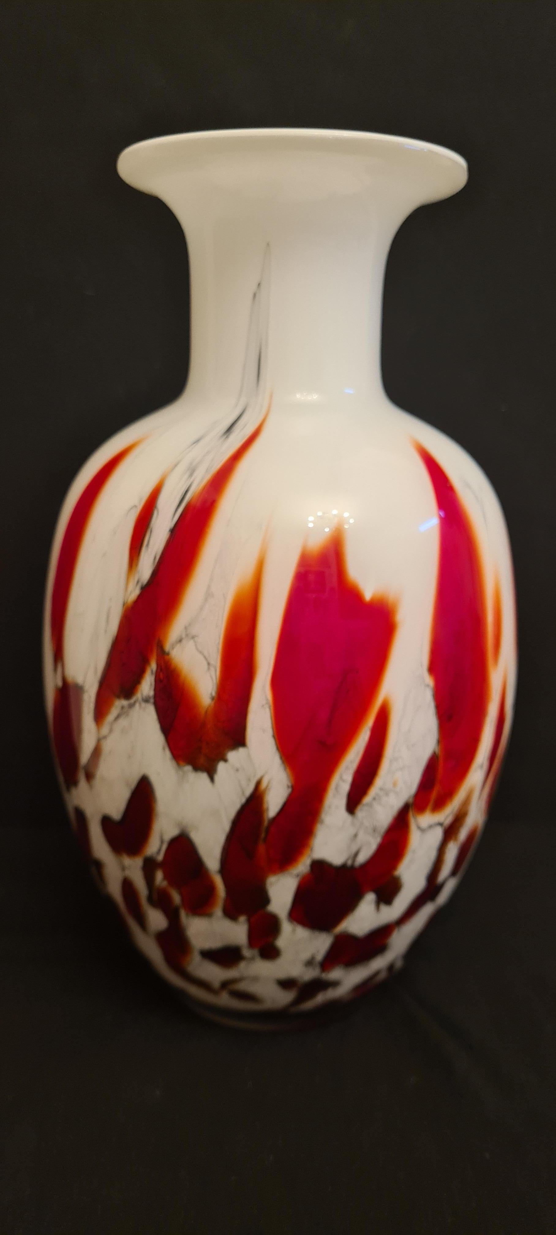Bellissimo vaso Cinesi in vetro di Murano multicolore attribuito a Carlo Moretti. In ottime condizioni.