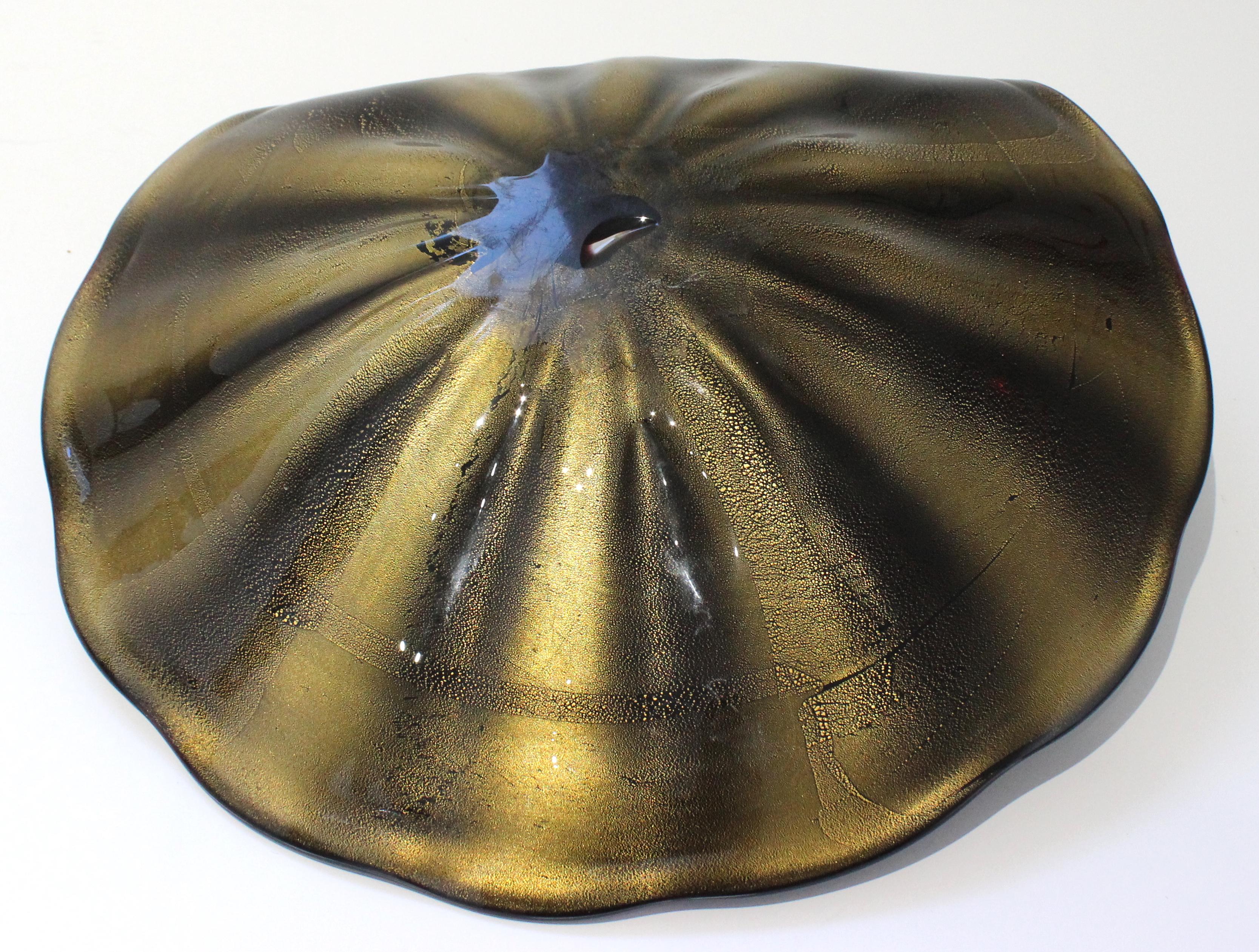 This stylish and chic Murano glass clamshell with a pearl was created by Licio Zanetti and it will make a definite statement with its form and use of gold and black coloration.