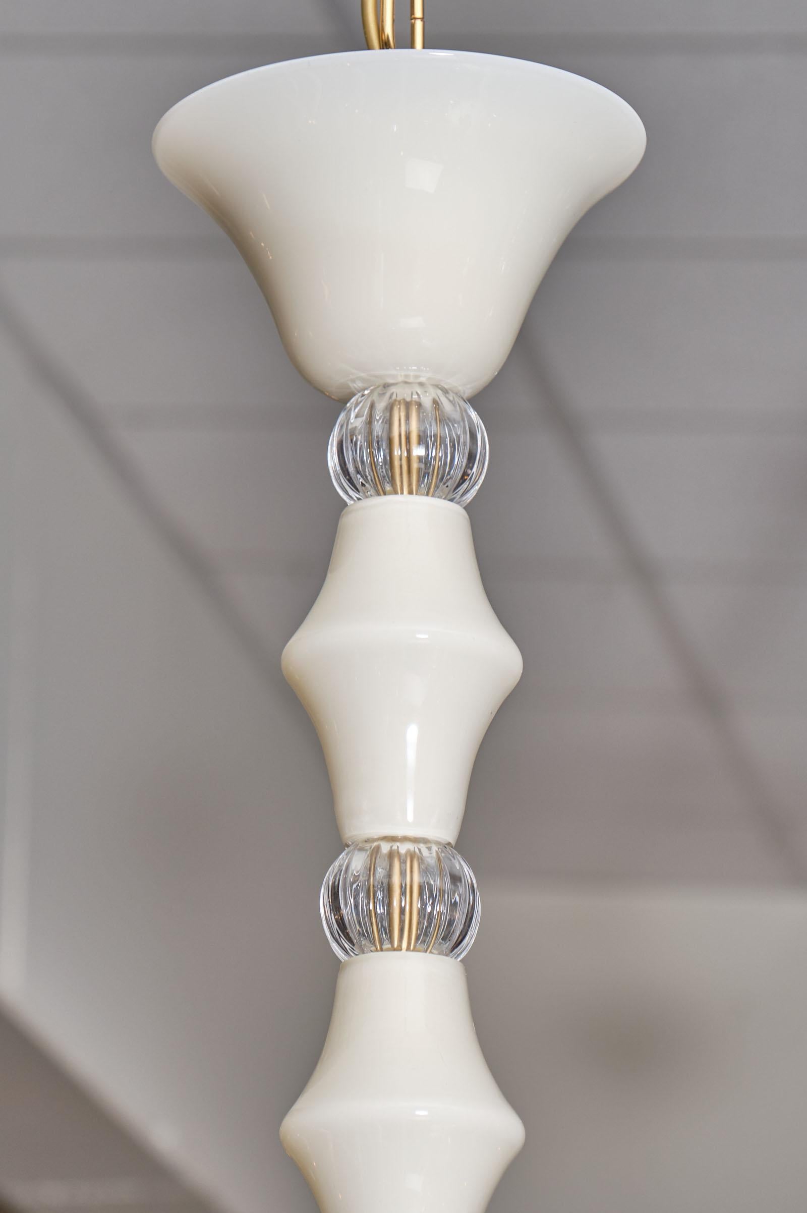 Kronleuchter aus klarem und elfenbeinfarbenem Muranoglas (Moderne) im Angebot