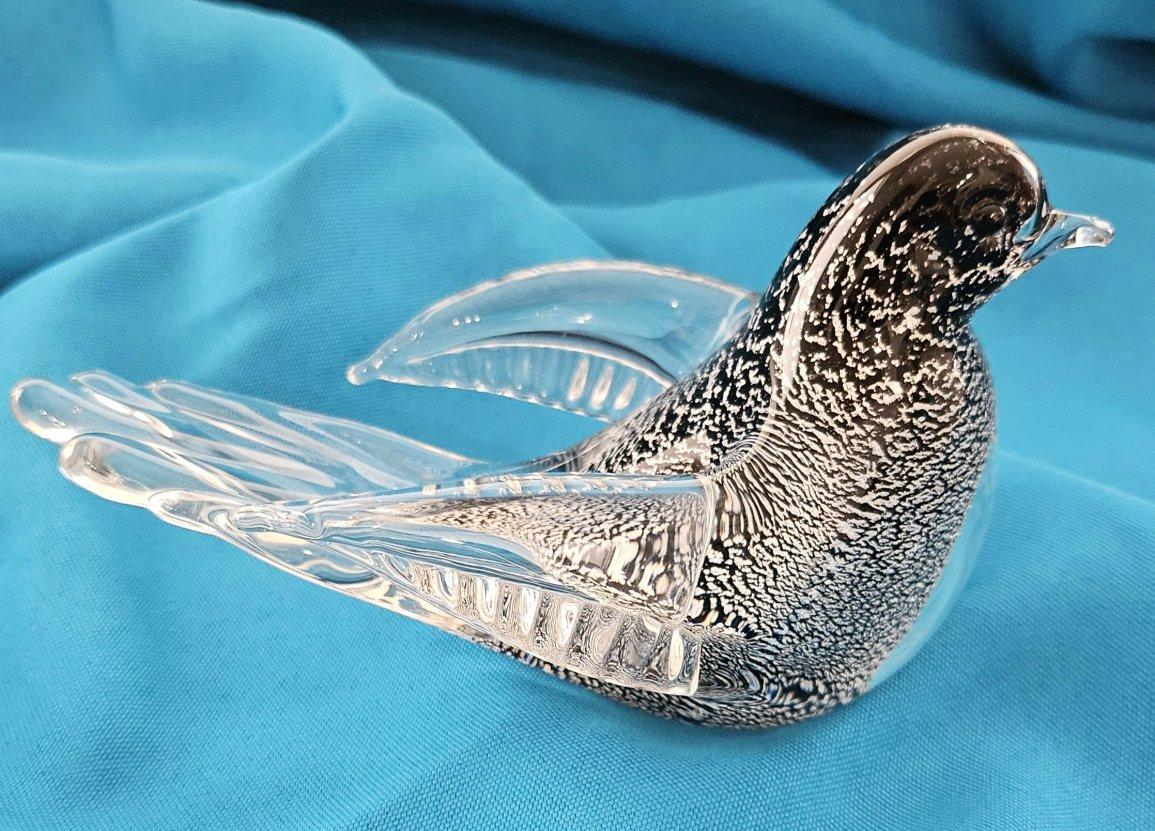 Scultura di uccello in vetro di Murano con foglie d'argento incastonate di Oball, con etichetta originale
*****NOTICE: Il nostro negozio 1stDibs si prenderà presto una pausa, quindi il prezzo è temporaneamente più basso.*****
Un affare! 
Si tratta