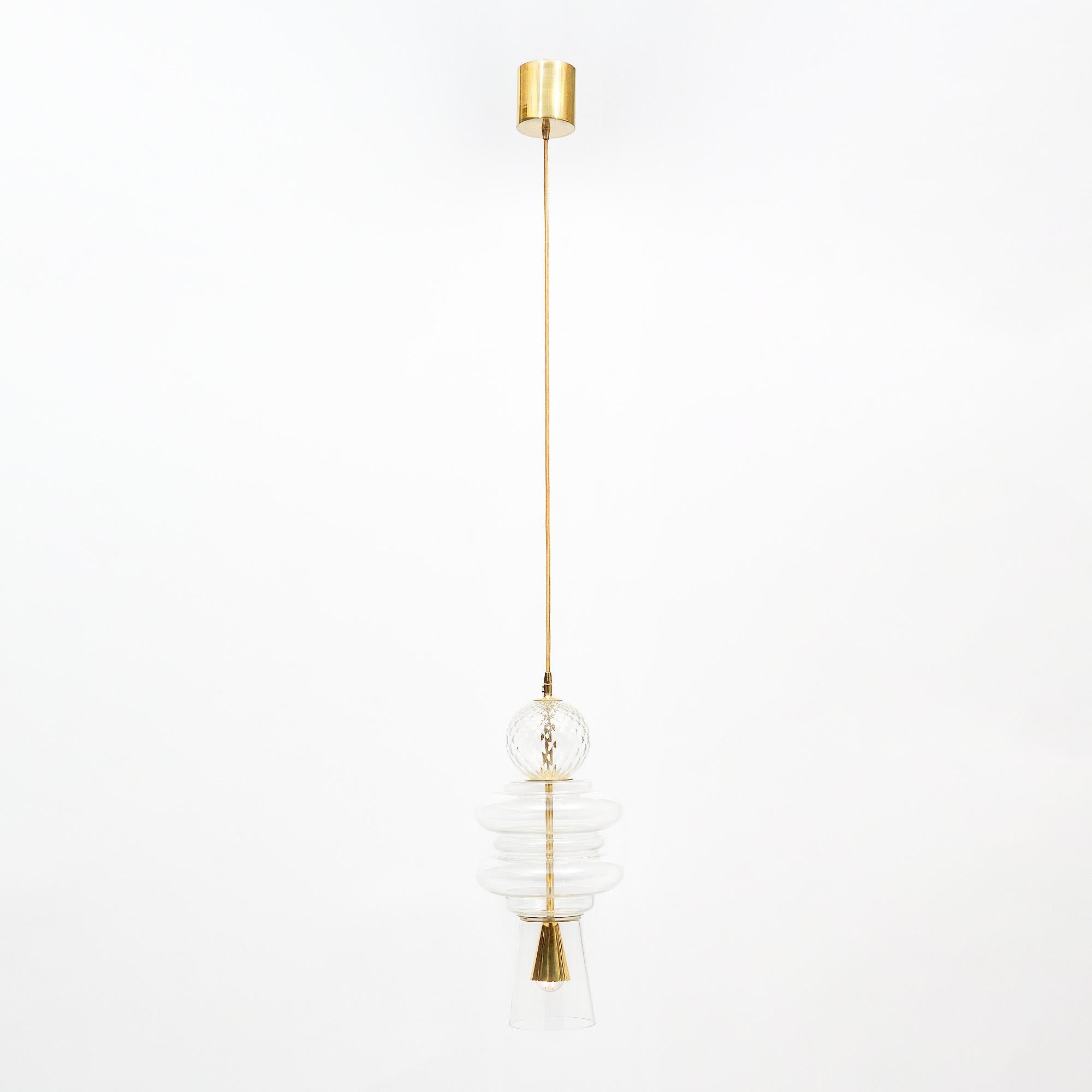 Pendenti in vetro di Murano nello stile di Ettore Sottsass. Questa coppia è caratterizzata da elementi di vetro soffiato a mano, tutti trasparenti e che mostrano la chiarezza per cui il vetro di Murano è famoso. Ogni pezzo di vetro ha una