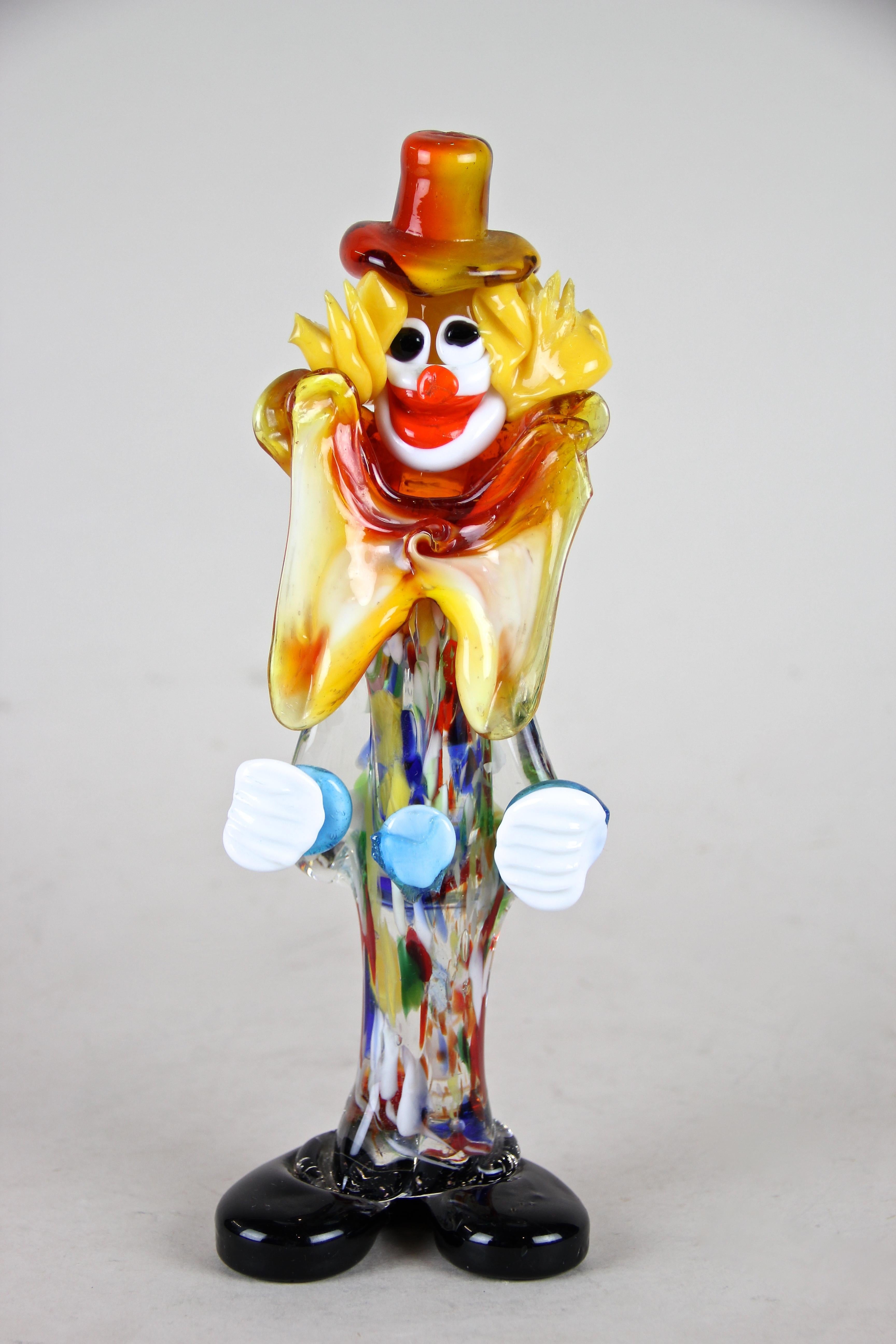 Superbe clown en verre de Murano datant du milieu du siècle dernier, vers 1950 en Italie. Les amateurs de verre de Murano vont adorer cette pièce : de grosses chaussures noires, un corps en verre multicolore, un drôle de visage avec des cheveux