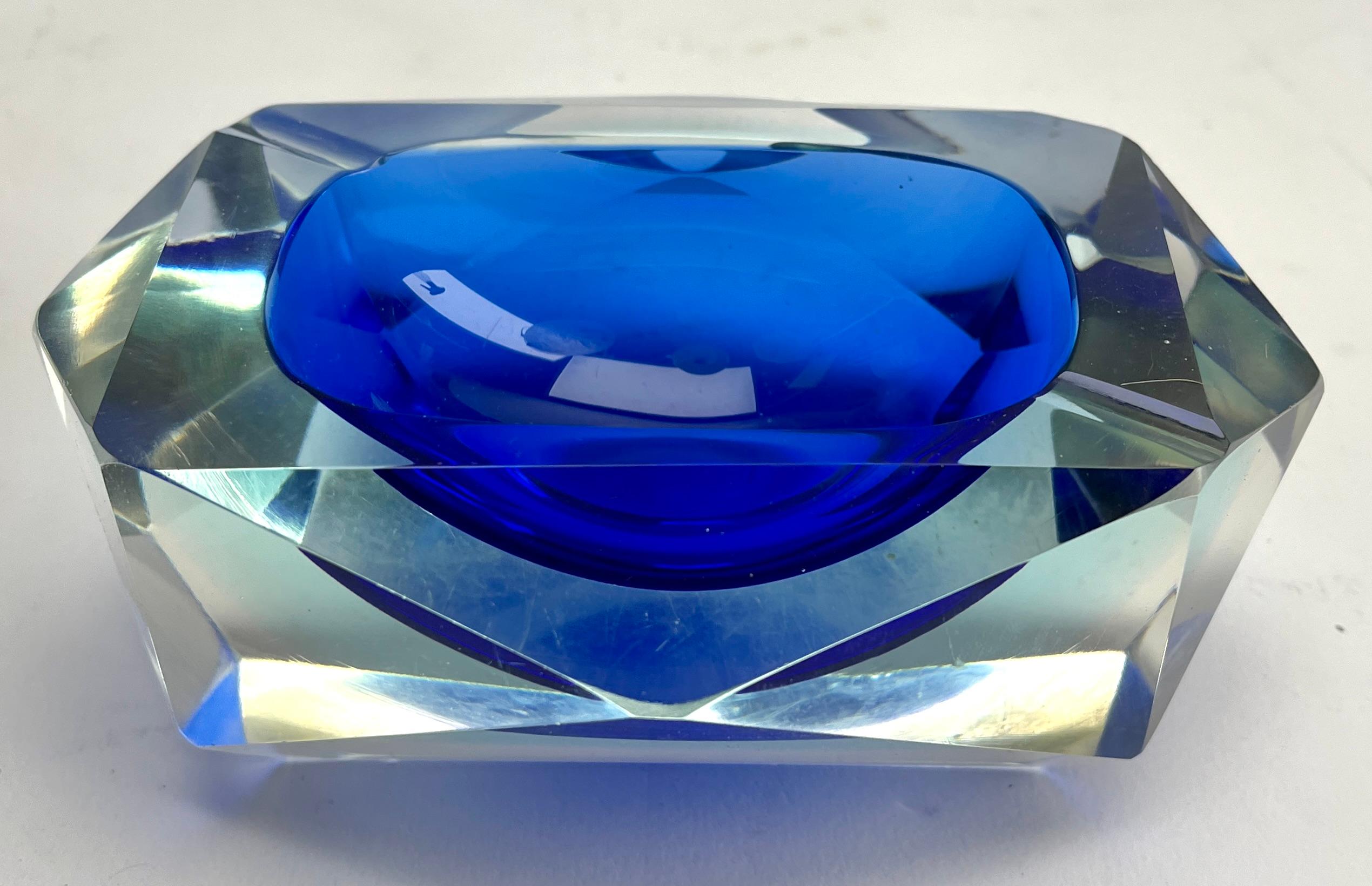 Attributed to Flavio Poli for Seguso d'Arte, Murano glass bowl is handcrafted with red highlights fading through to a lighter cobalt base, bringing warmth into your color scheme.
Still in lovely condition with only a few light scratches under the