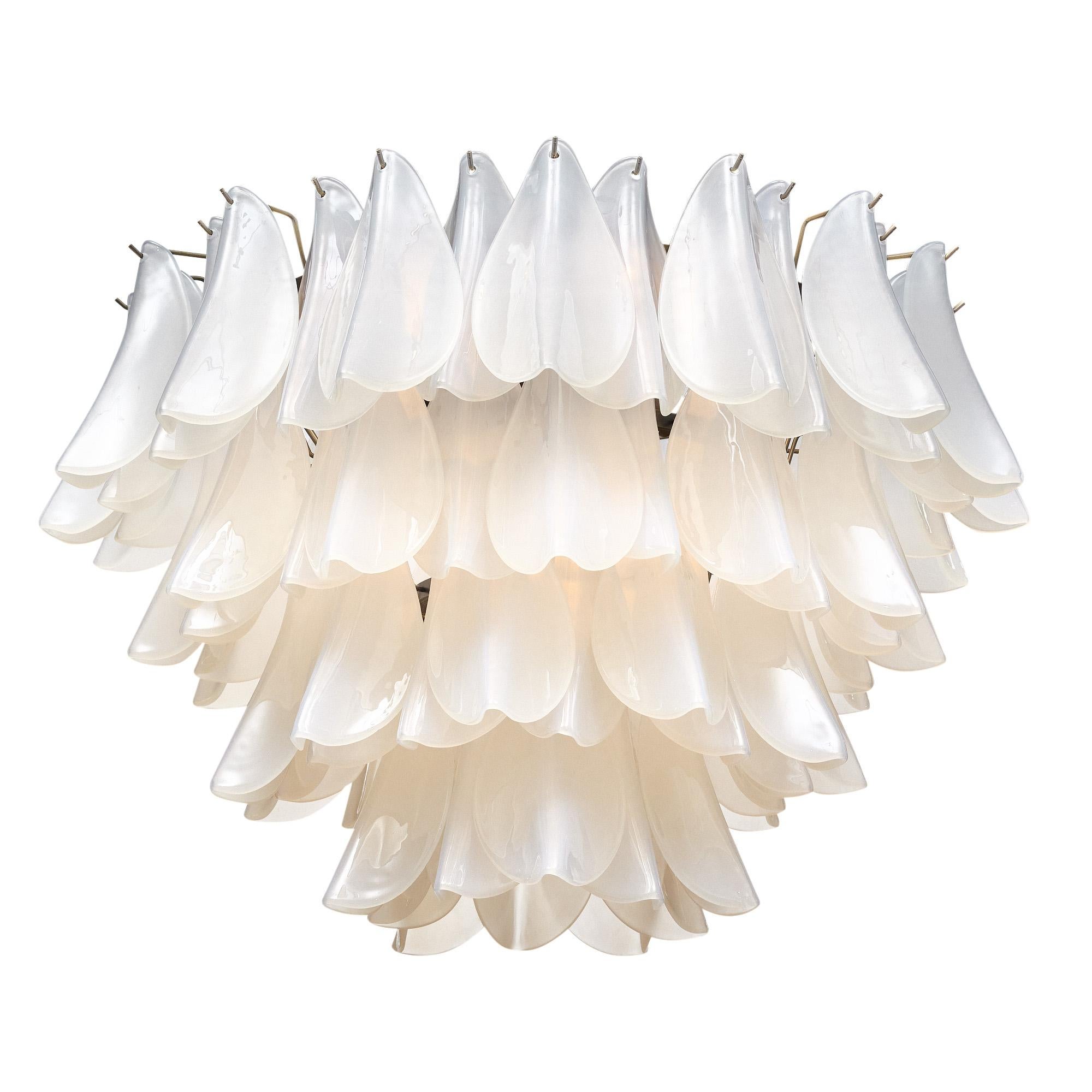 Uno splendido lampadario italiano in vetro di Murano con foglie in coda di rondine e componenti in vetro bianco perlato soffiato a mano. Ci piace l'effetto stratificato del vetro soffiato a mano e la luce che rimbalza sui petali iridescenti. Questo