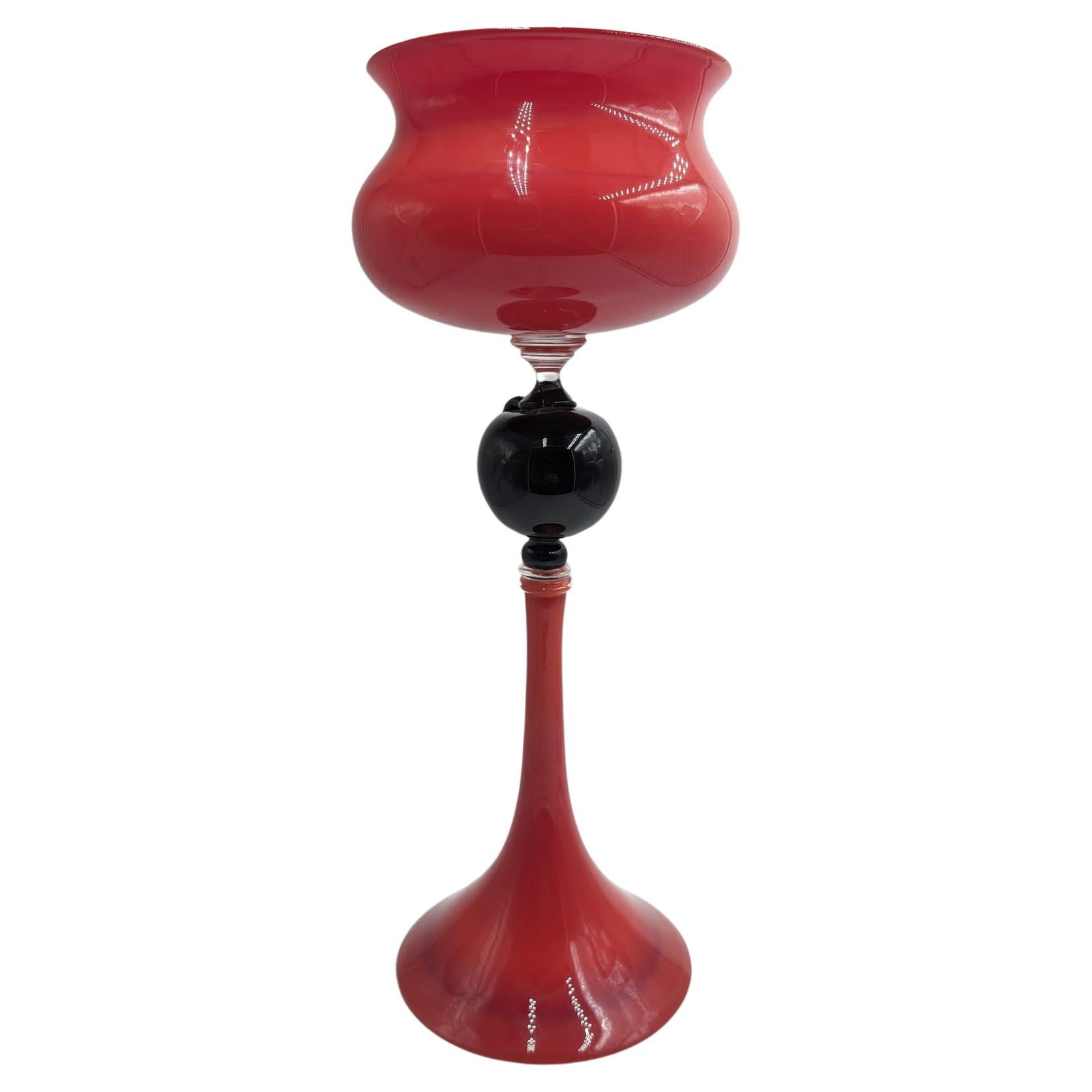 Ti presentiamo una splendida composizione in vetro di Murano di colore rosso, realizzata con maestria dal rinomato artigiano Andrea Zilio. Questo squisito pezzo esemplifica l'eleganza senza tempo e l'impareggiabile maestria della lavorazione del