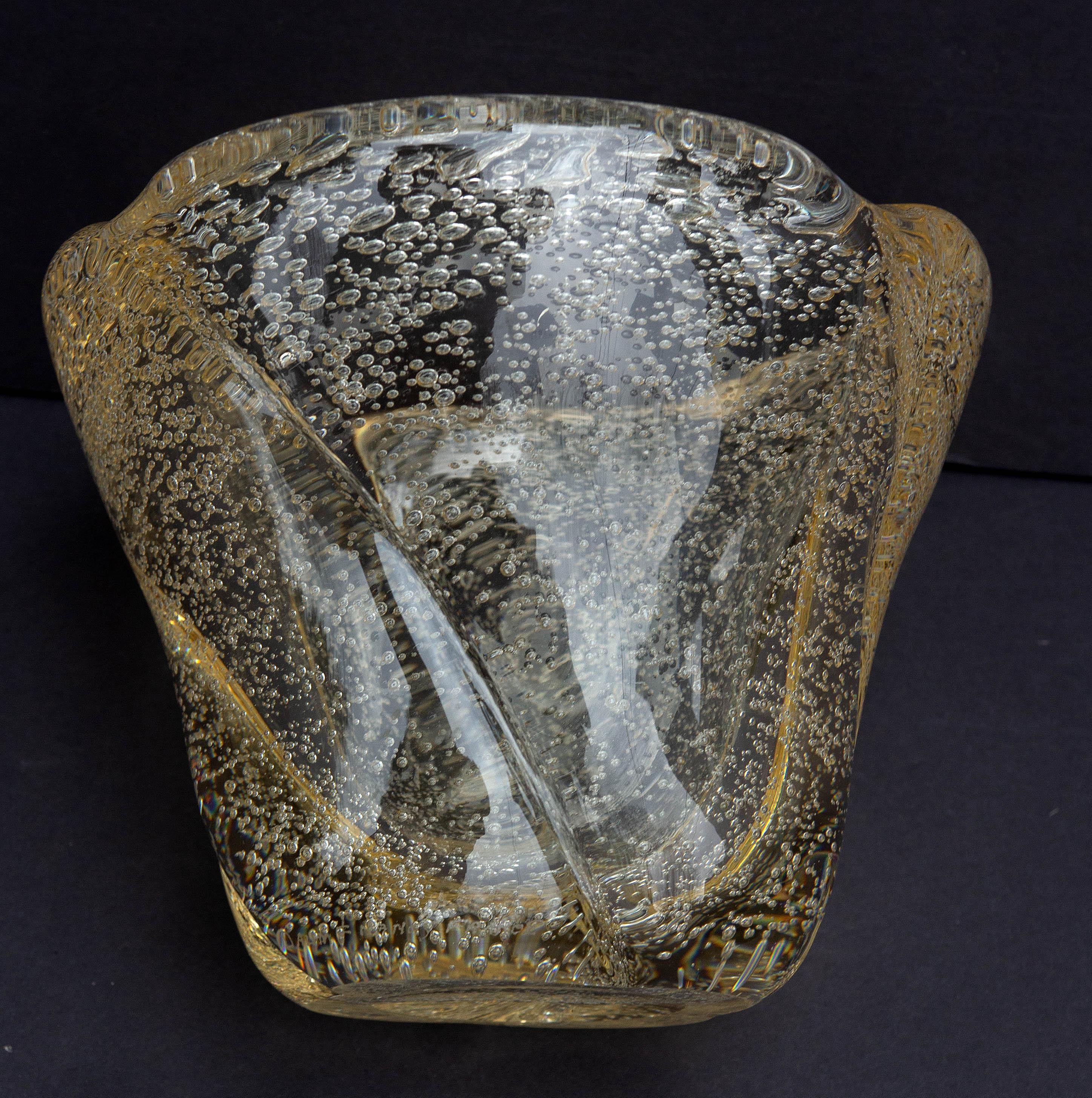 Murano kontrollierte Blasenvase.  Das Glas hat einen warmen Goldton. Eine schwere kugelförmige Form A. Handgefertigt in Venedig, Italien. Mitte des 20. Jahrhunderts.