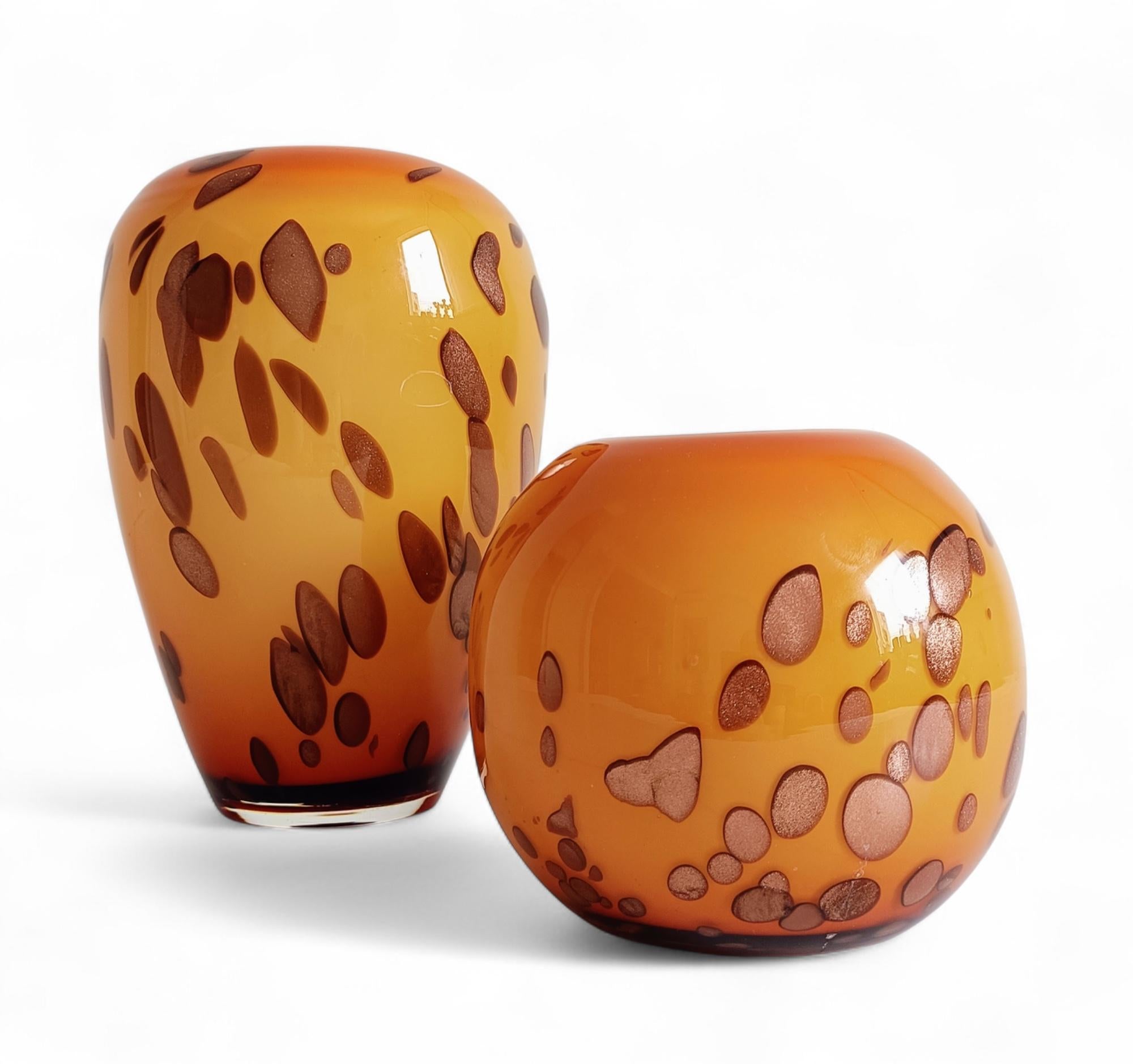 Murano Glas Cooper Goldflecken Paar mundgeblasene Vasen, Italien, 1960er Jahre (Moderne der Mitte des Jahrhunderts) im Angebot