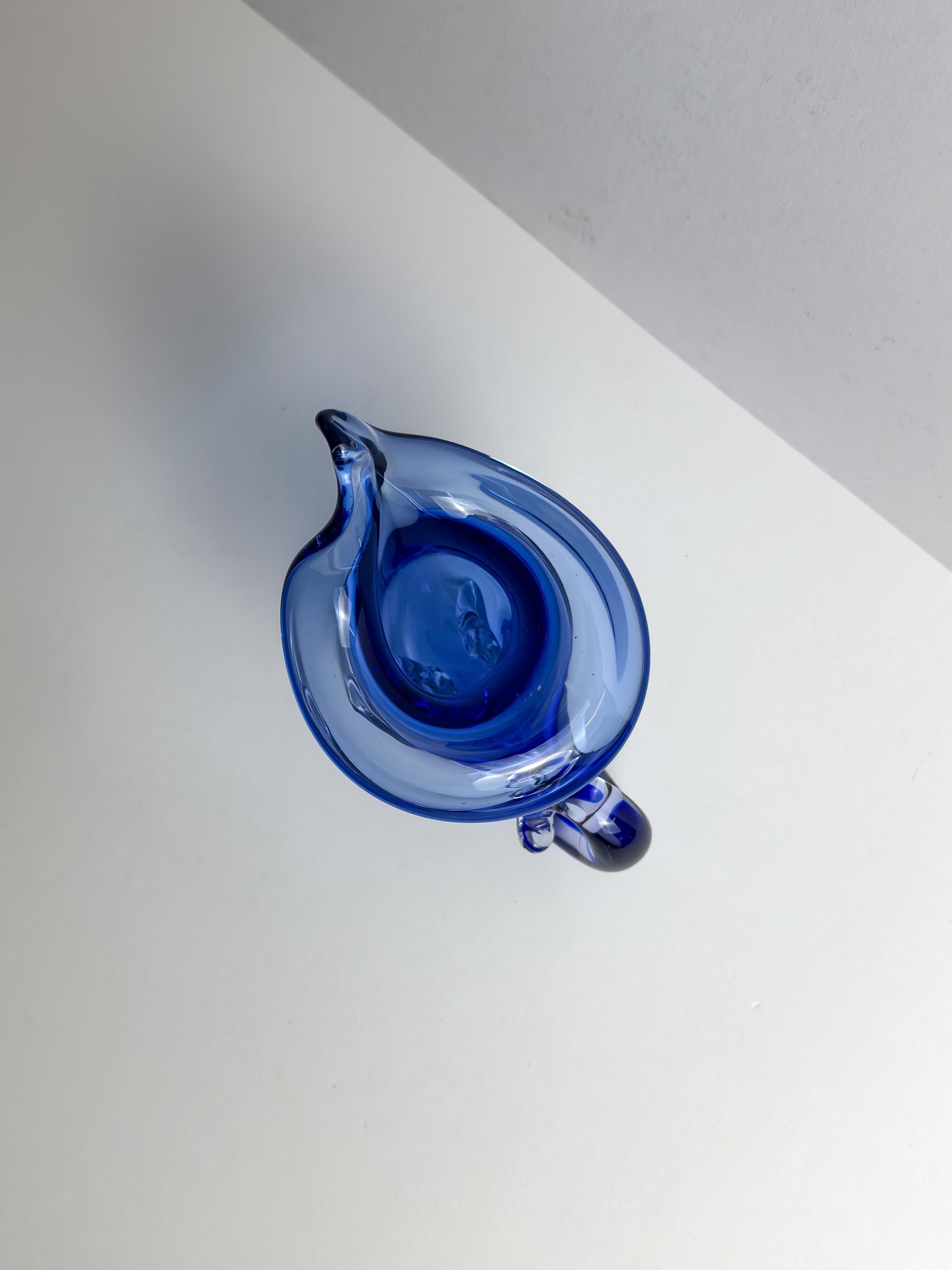 Fatto a mano Vaso Cornucopia in vetro di Murano in blu cobalto Sommerso di Archimede Seguso, anni '50 in vendita