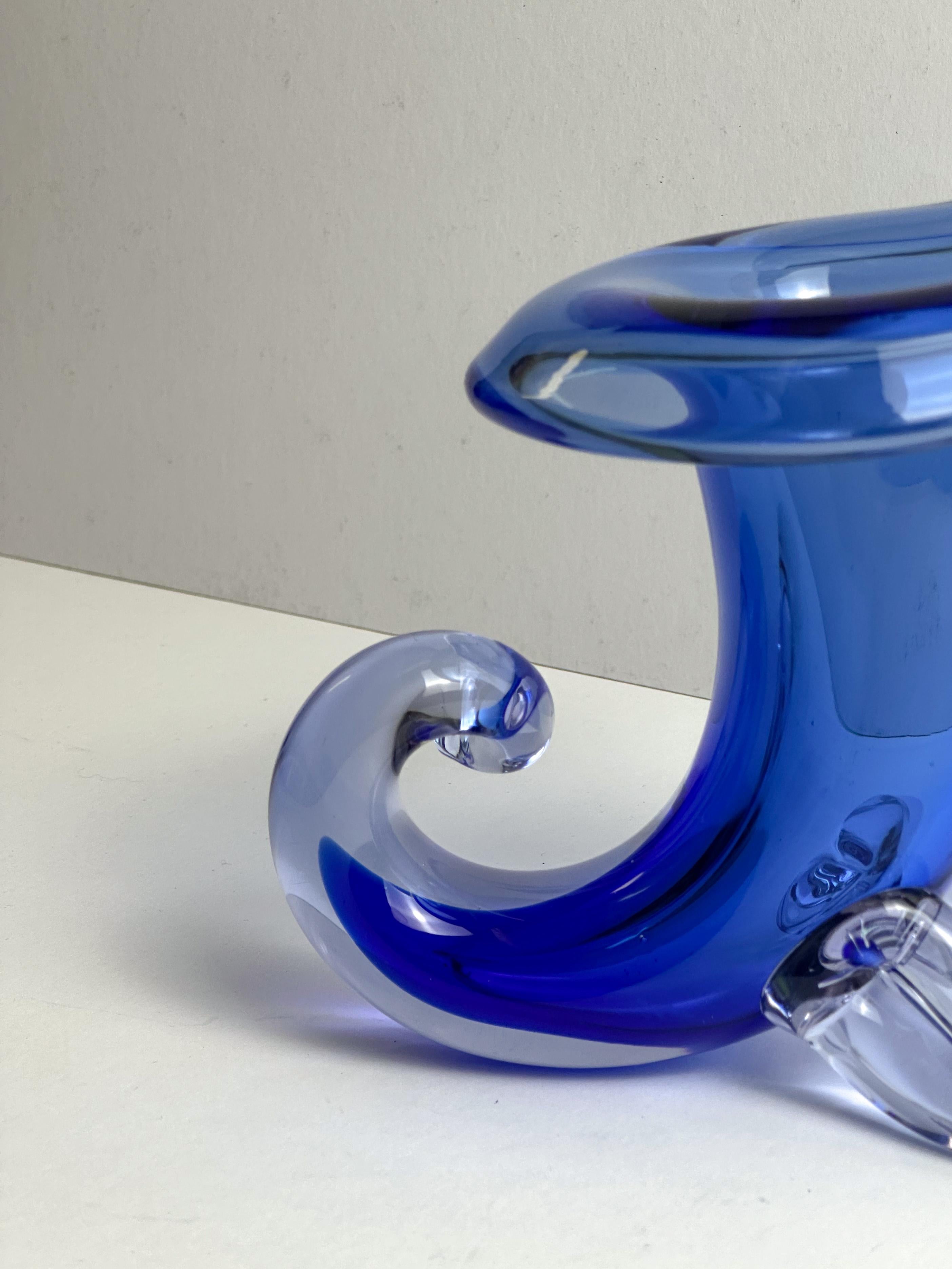 Vaso Cornucopia in vetro di Murano in blu cobalto Sommerso di Archimede Seguso, anni '50 In condizioni buone in vendita a Glasgow, GB