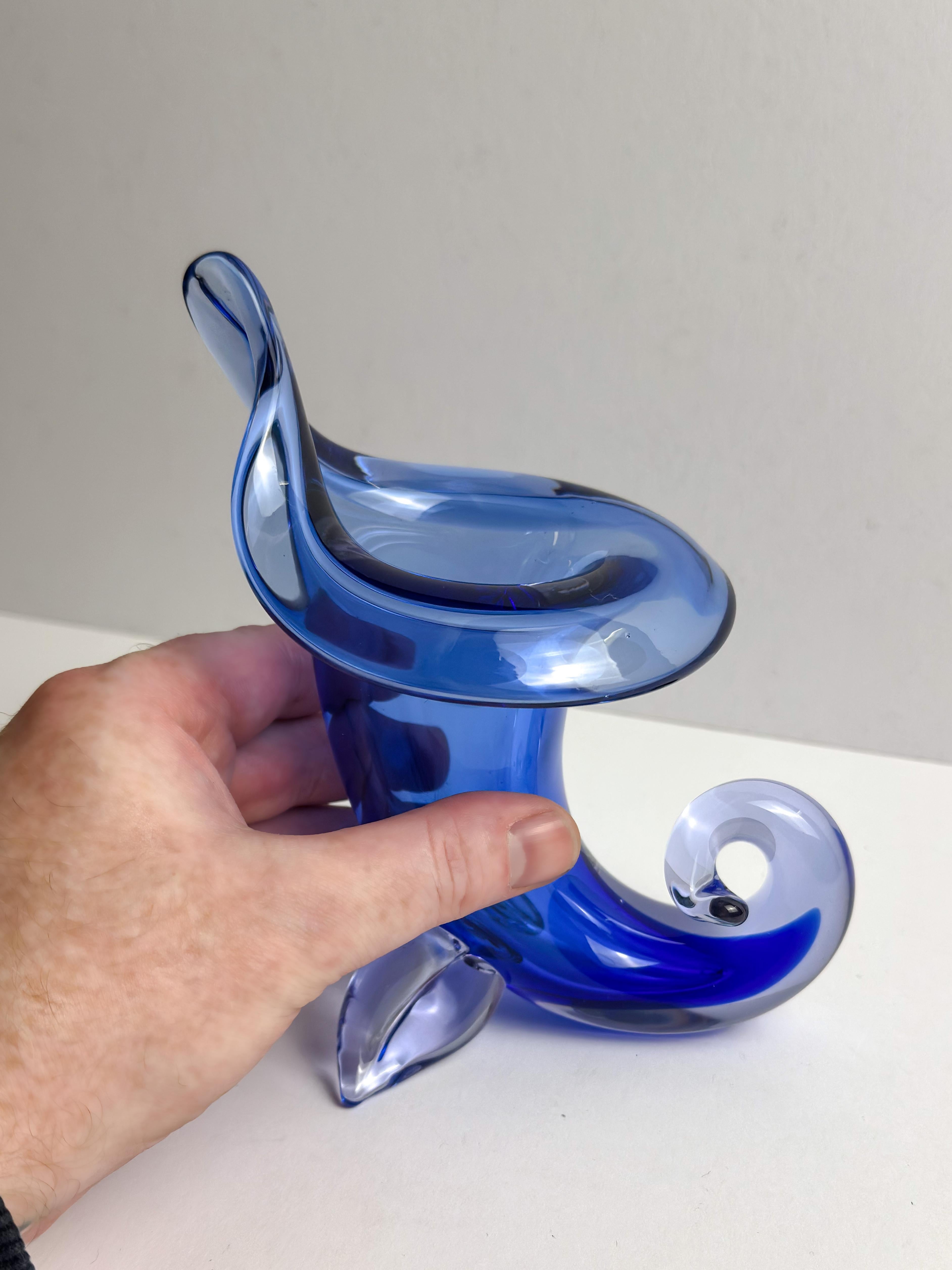XX secolo Vaso Cornucopia in vetro di Murano in blu cobalto Sommerso di Archimede Seguso, anni '50 in vendita