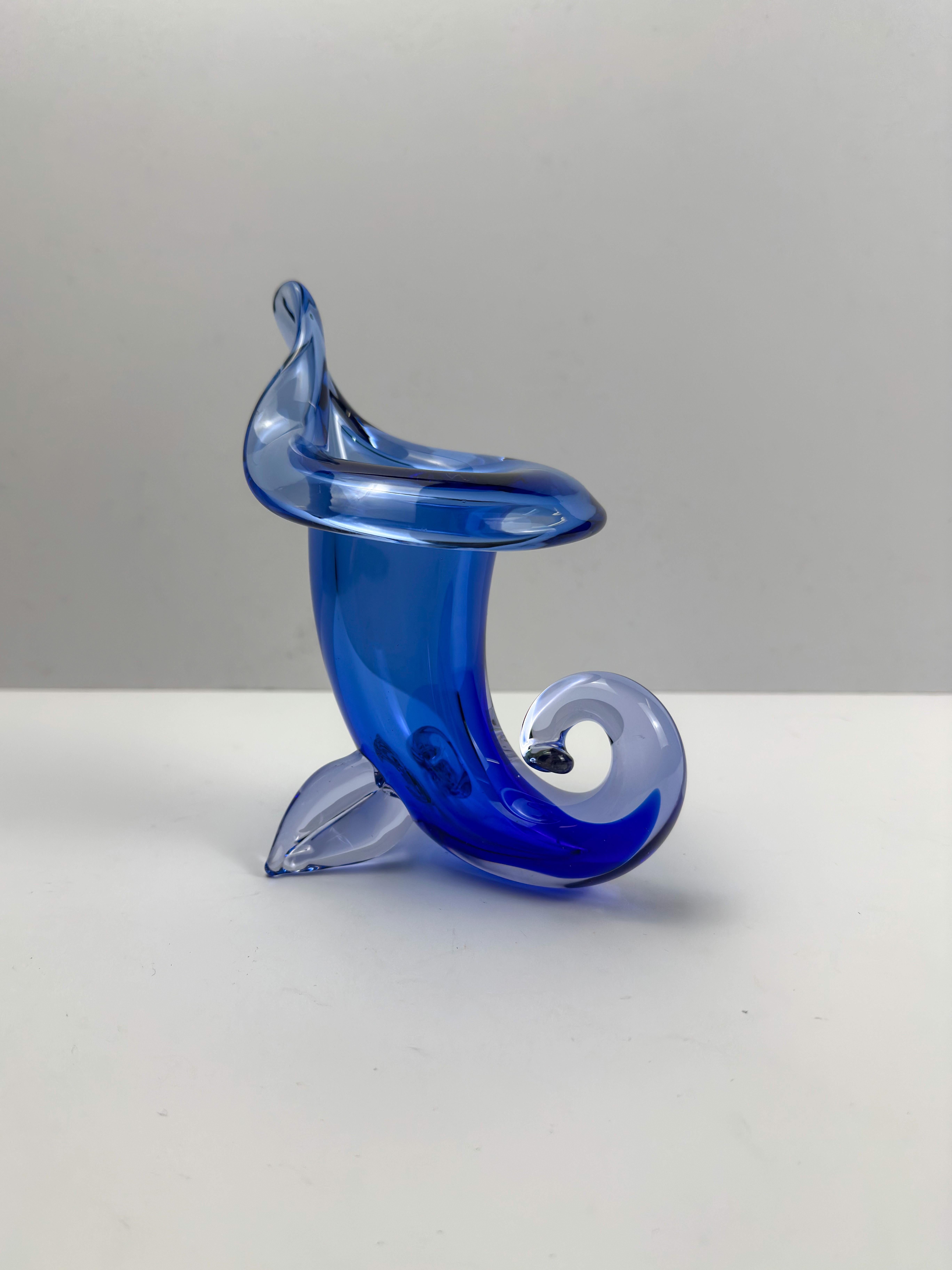 Vetro di Murano Vaso Cornucopia in vetro di Murano in blu cobalto Sommerso di Archimede Seguso, anni '50 in vendita