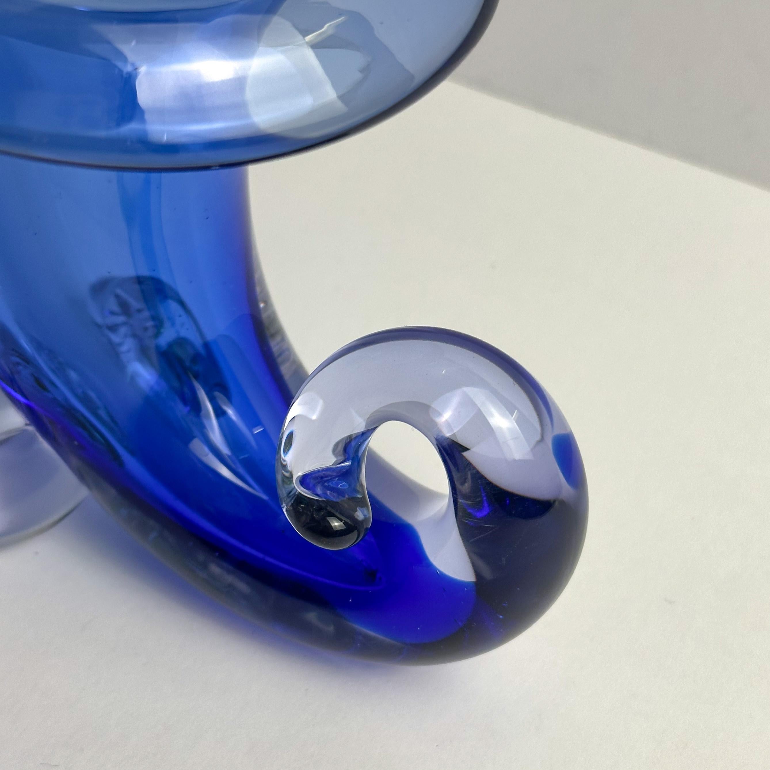 Vaso Cornucopia in vetro di Murano in blu cobalto Sommerso di Archimede Seguso, anni '50 in vendita 1