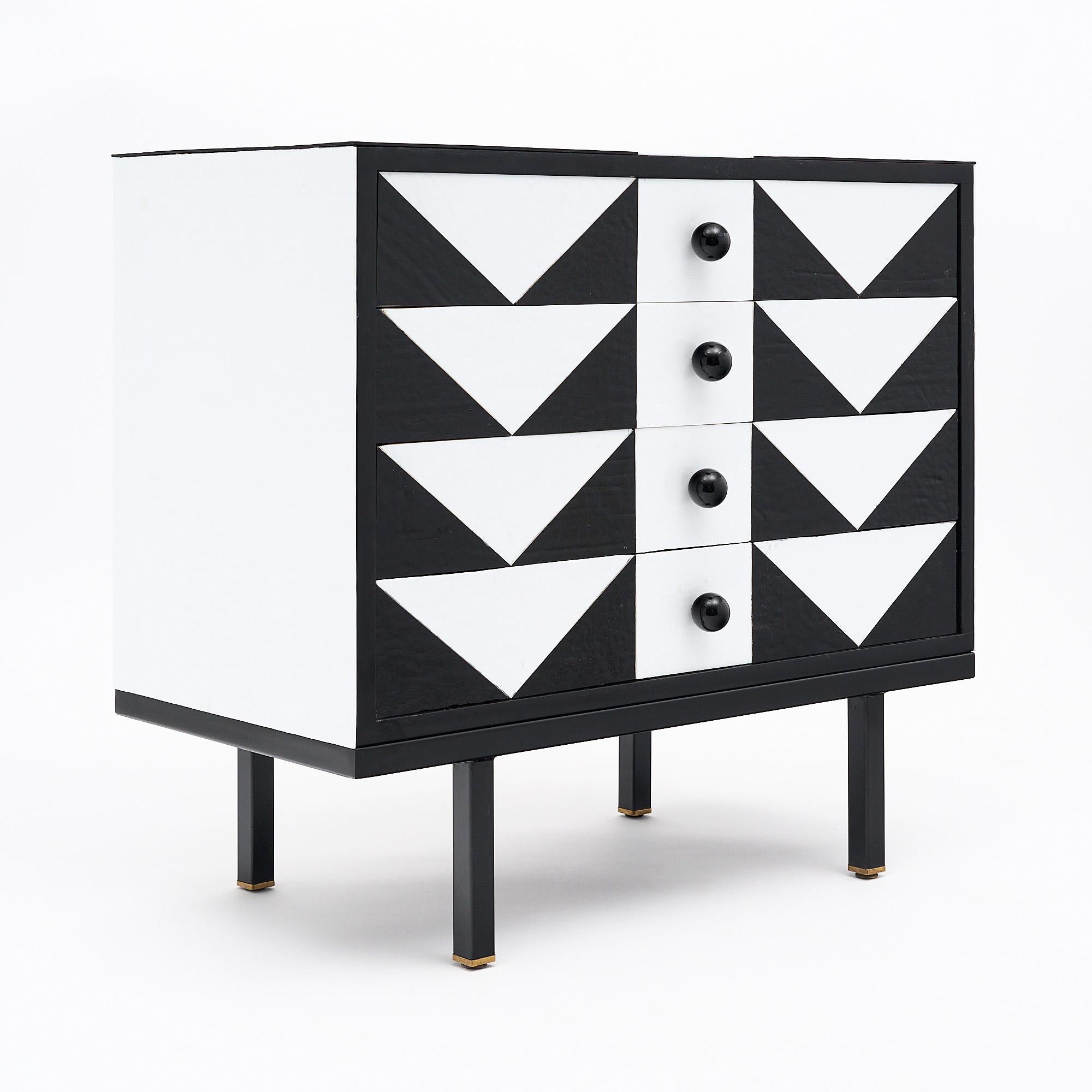 Chest of drawers, Italian, from the Veneto region, this nicely proportioned Italian vintage chest has been fully veneered with black and white slabs of Murano glass, it features four dovetailed drawers each with spheric black Murano glass pull. The