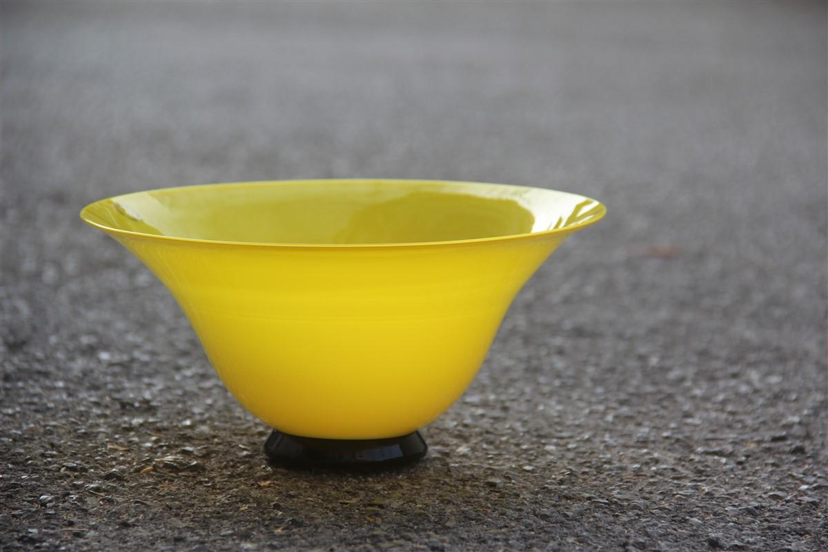 Vaso a coppa in vetro di Murano giallo nero 1989 Mendini attribuito al design italiano.
Firmato.