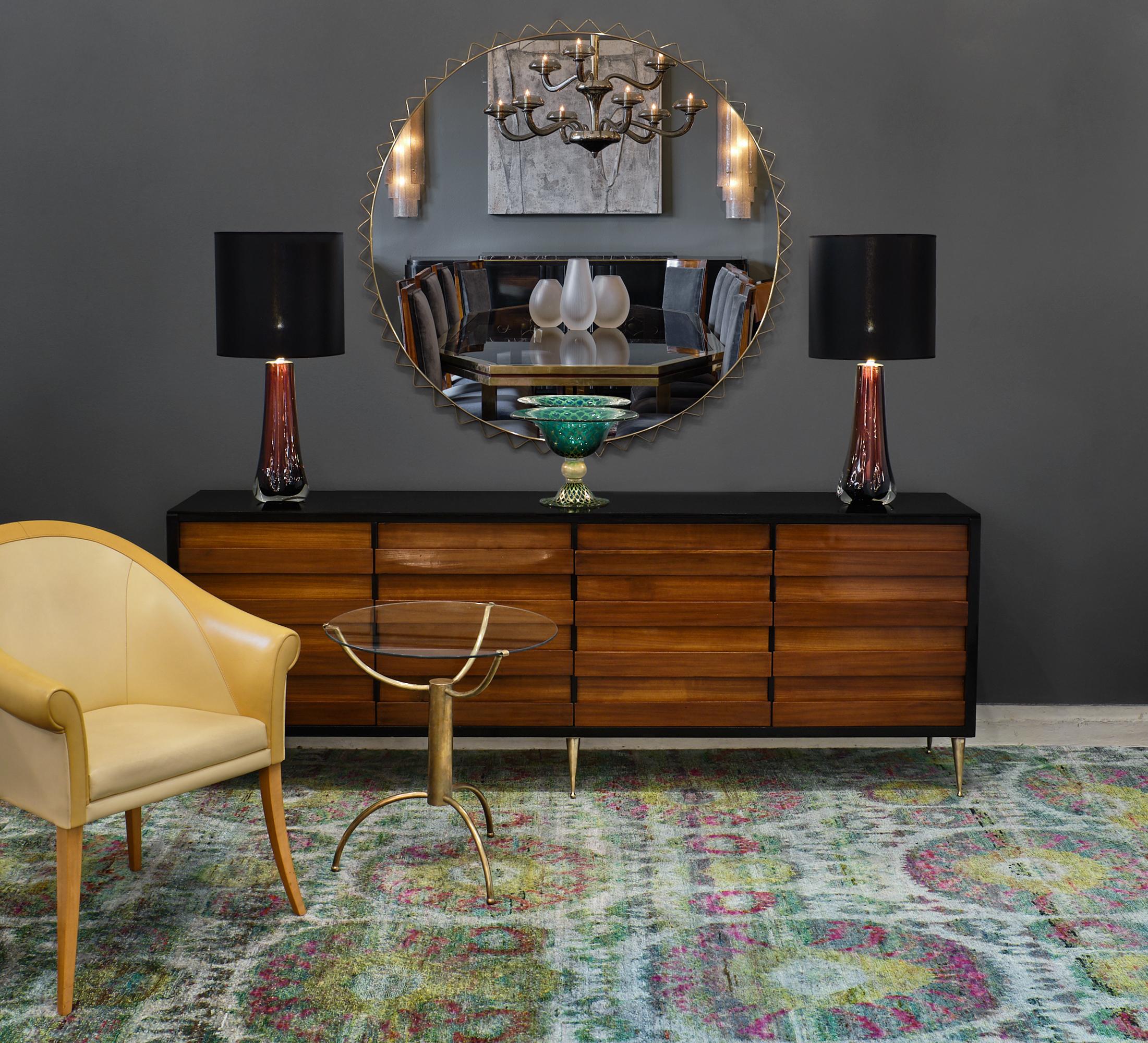 Paire de lampes en verre de Murano avec du verre améthyste foncé fondu dans du verre clair. Nous aimons l'intensité de la couleur et la luminosité de ces pièces très décoratives. Ils ont été nouvellement câblés pour répondre aux normes
