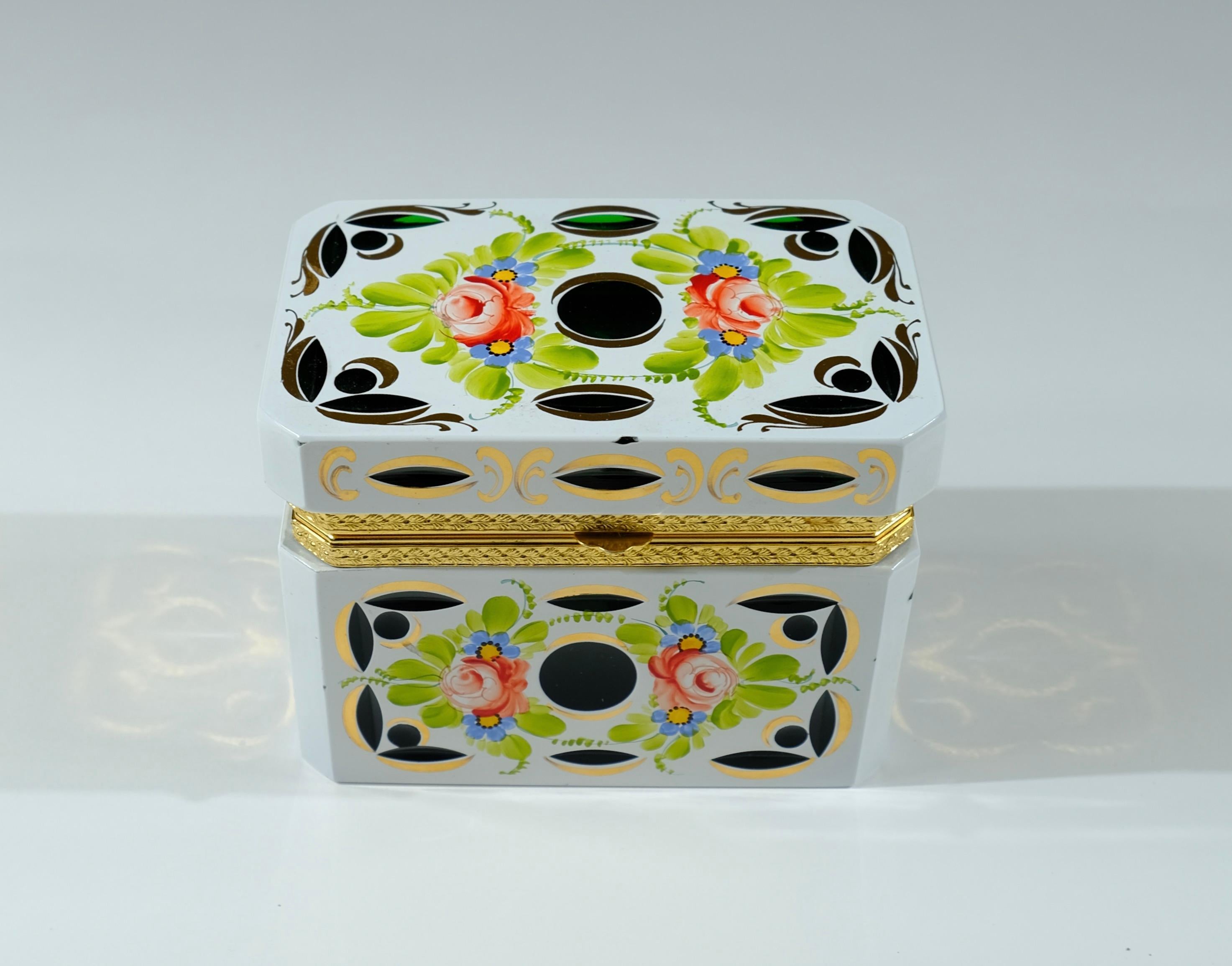 Murano glass decorative box. Painted green glass. Mid 20th c For Sale 4