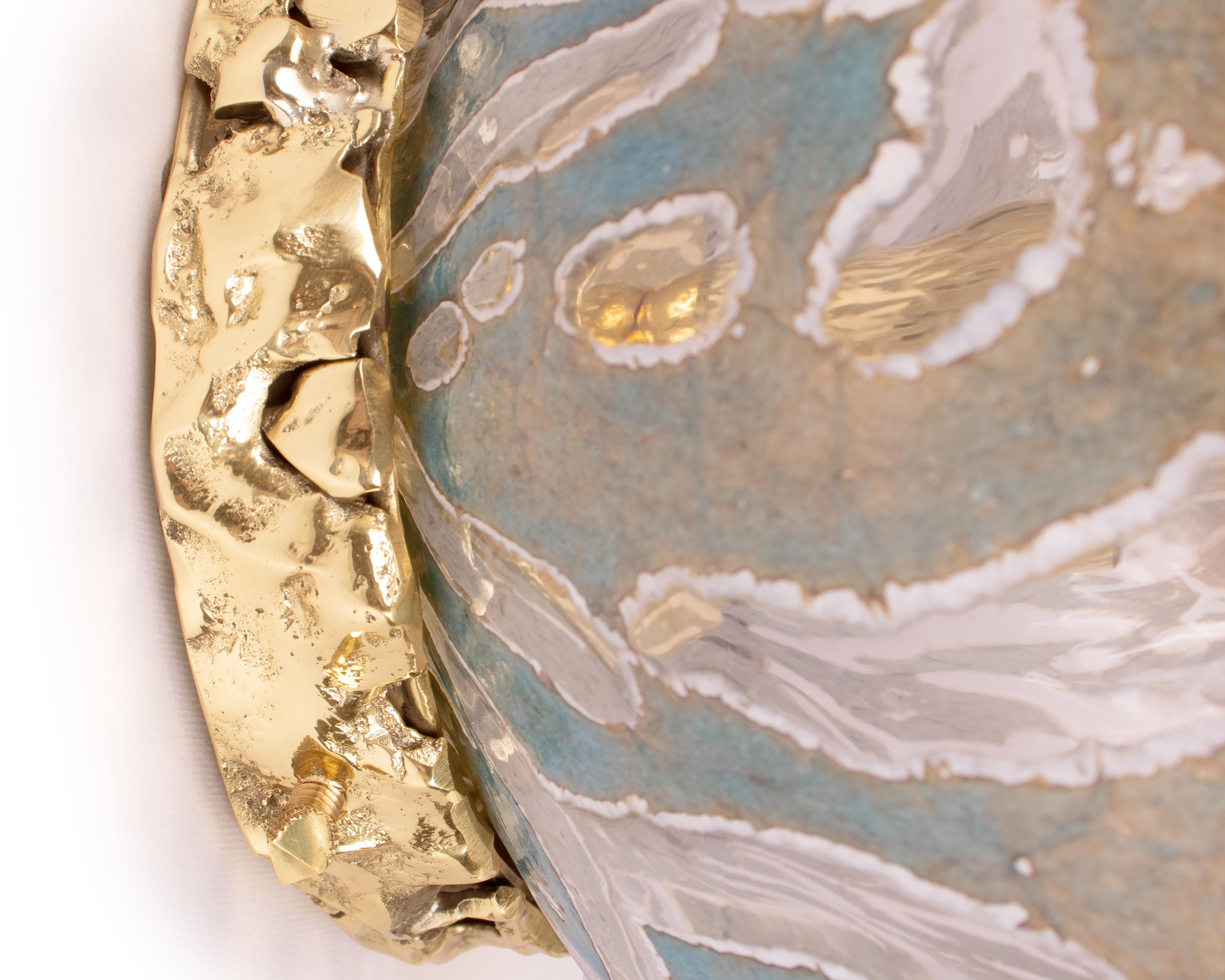 Wir stellen die Crown Wall Lamp vor - eine strahlende Leuchte, die Ihr Wohnzimmer, Ihr Schlafzimmer oder jeden anderen Raum, den Sie mit Luxus und Eleganz ausstatten möchten, aufwertet. Der Sockel ist aus Messingguss gefertigt und hat eine