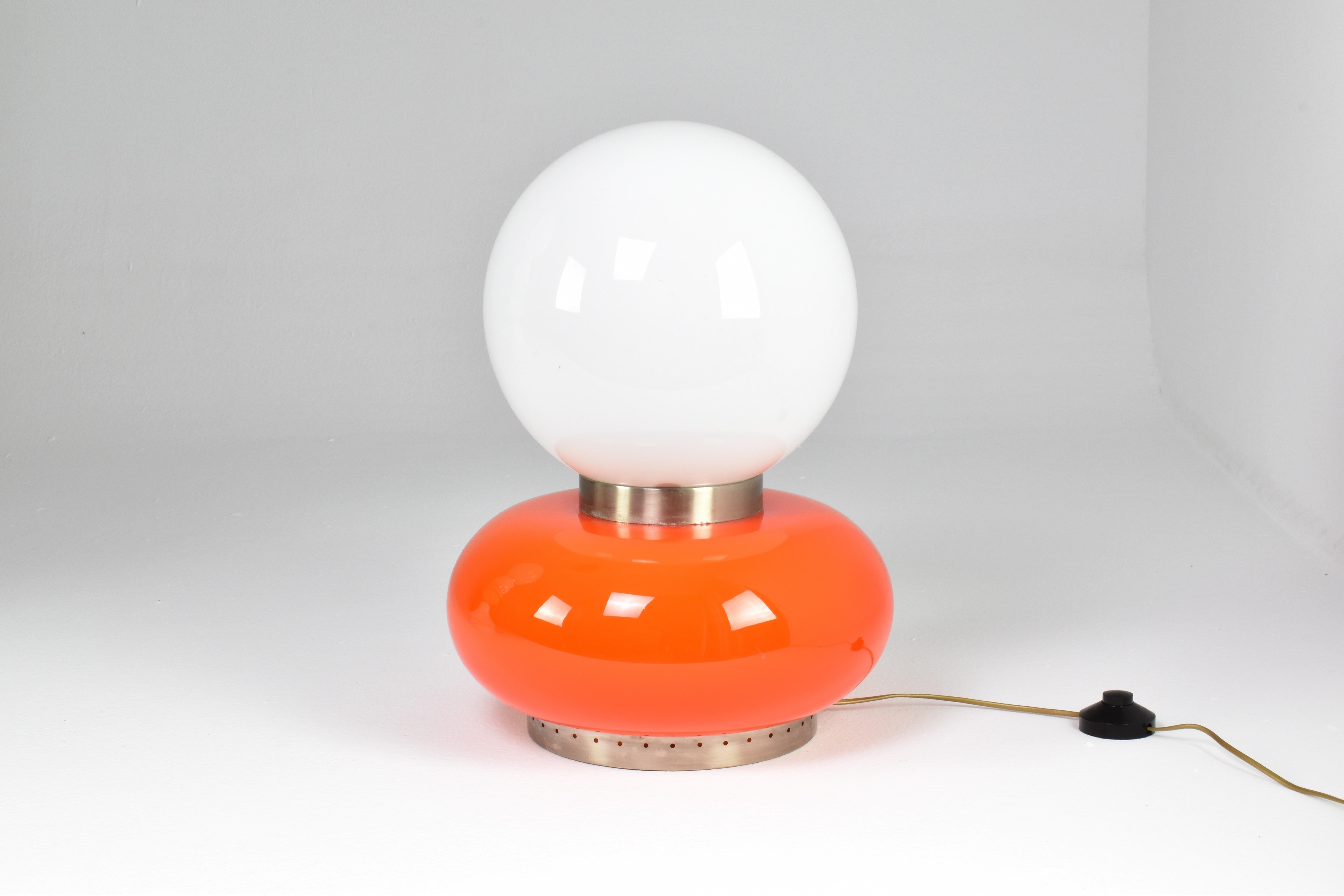 Genial lámpara de escritorio del diseñador italiano Carlo Nason, hecha a mano con dos hermosas piezas de cristal de Murano con un acento de banda cromada y globo naranja Esta pieza data de los años 60-70 y refleja el enfoque innovador de Nason en el