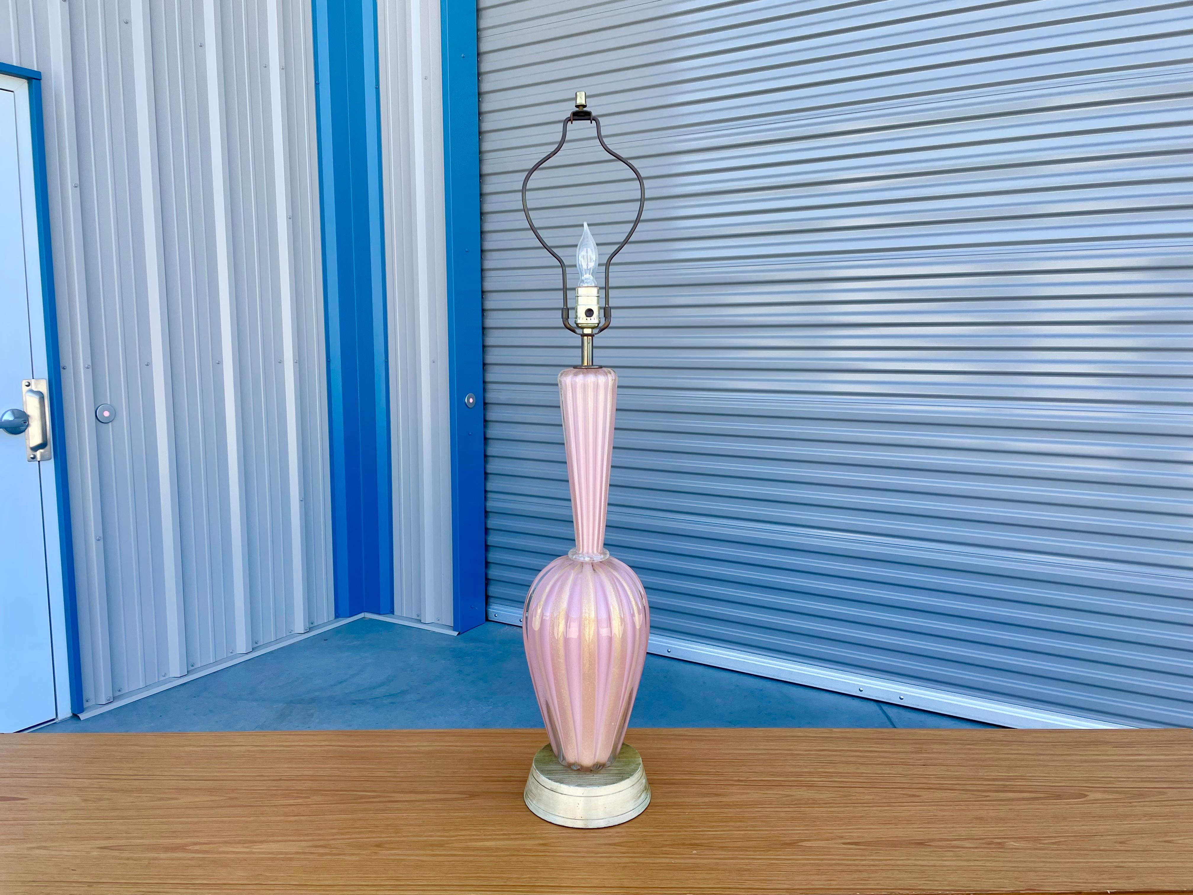 This vintage murano desk lamp features a pink murano glass frame giving it a beautiful representative of art deco/mid-century.