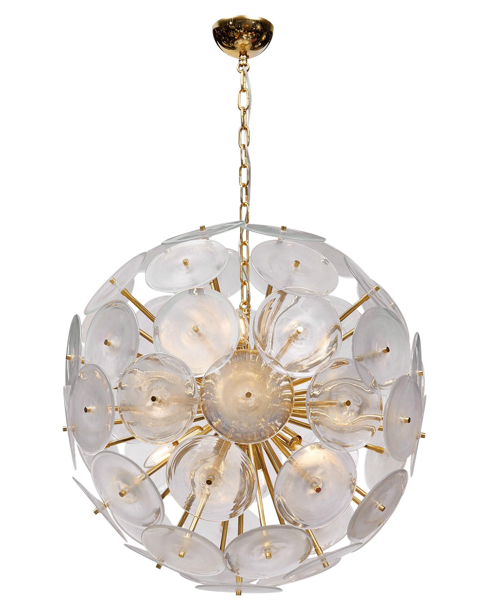 Lampadario in vetro di Murano a forma di sputnik con splendidi dischi di vetro soffiato a mano. Ogni elemento a disco ha una finitura iridescente ed è sostenuto dalla struttura in ottone. È stata cablata di recente per adattarla agli standard