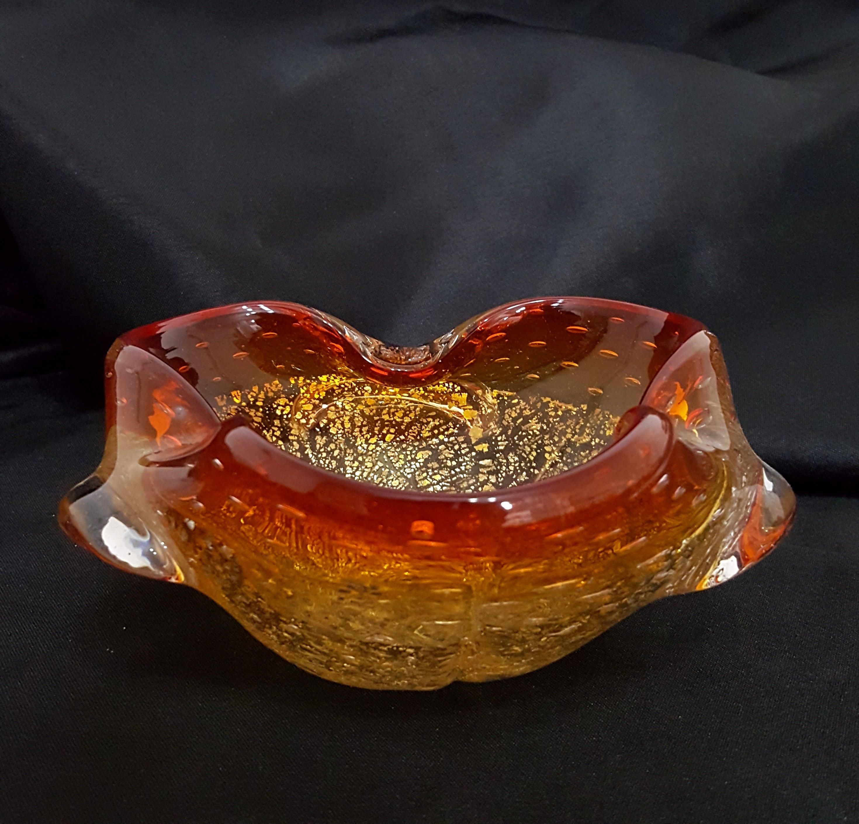 Murano Glass Dish / Bowl with Aventurine - vintage - could be Barovier & Toso but I can't be sure.  Beautiful plum hues with gold and silver. 
Nice vintage condition.  Apx 6 x 2 inches.

Measurements are approximate. Please be aware that the color