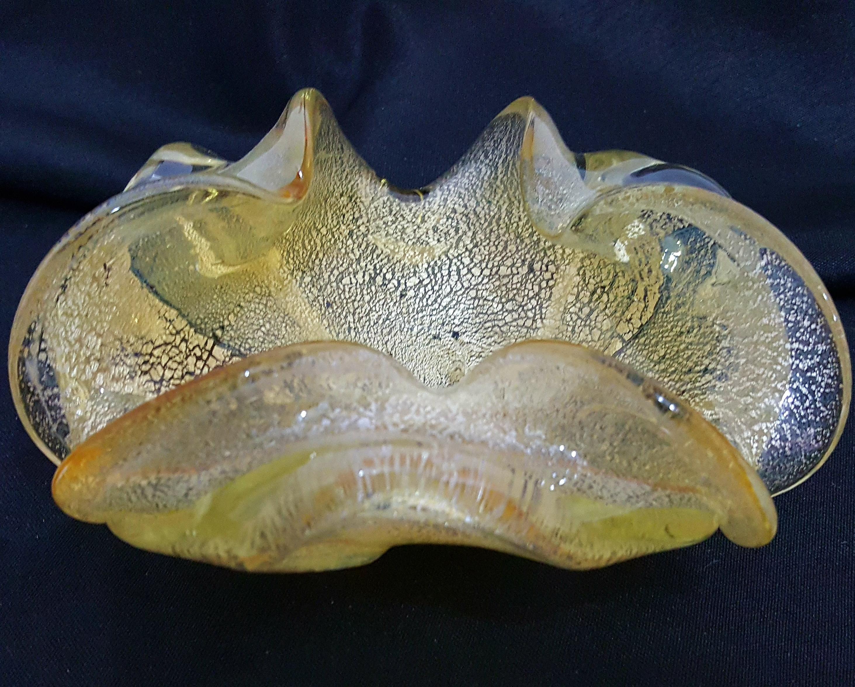 Murano Glass Dish / Bowl with Aventurine - vintage In Good Condition For Sale In Warrenton, OR