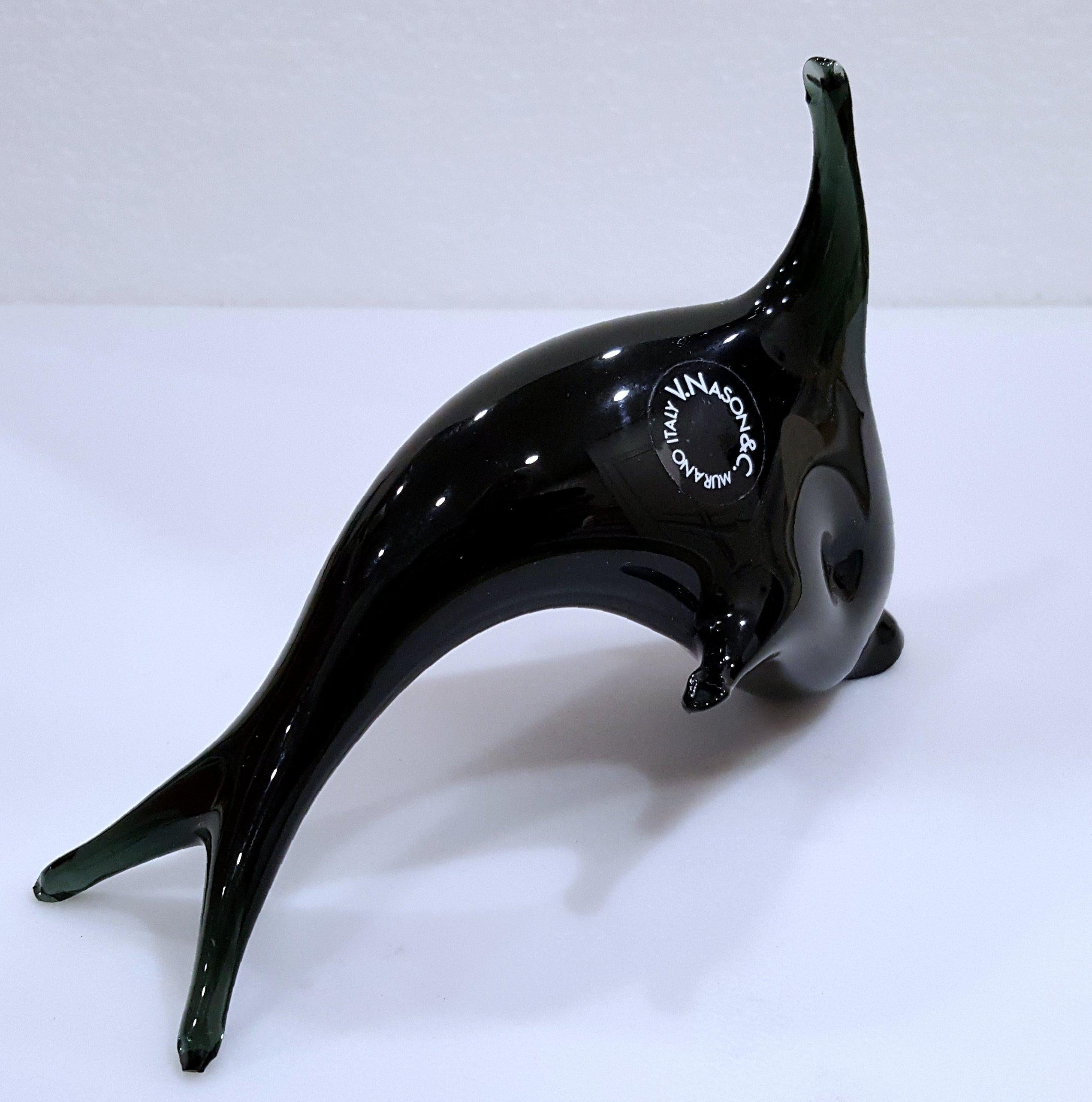 Delphin aus Murano-Glas von V. Nason, Italien. Das Label lautet wie folgt.
Schöner Vintage-Zustand.  Ca. 5,25 x 4 Zoll.

Die Maße sind ungefähre Angaben. Bitte beachten Sie, dass die Farbe auf Ihrem Monitor und/oder in Ihrer Umgebung etwas anders