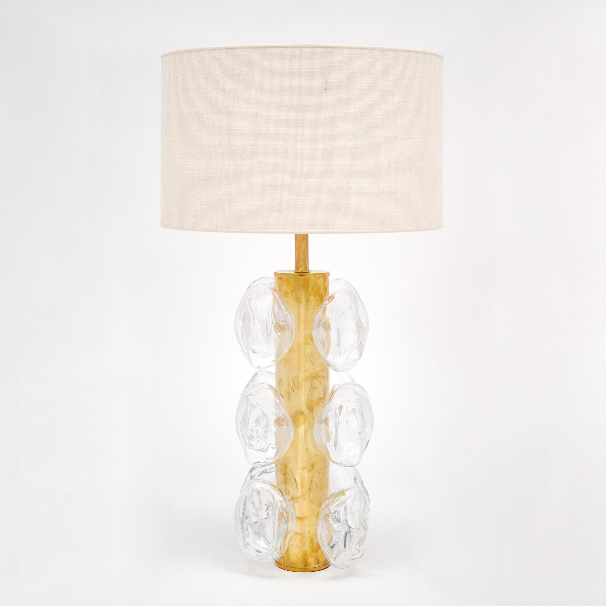 Paire de lampes provenant de l'île de Murano, en Italie, près de Venise. Cette paire est fabriquée avec une structure cylindrique en laiton massif. Des éléments organiques en verre transparent émanent de la structure et mettent en valeur la clarté