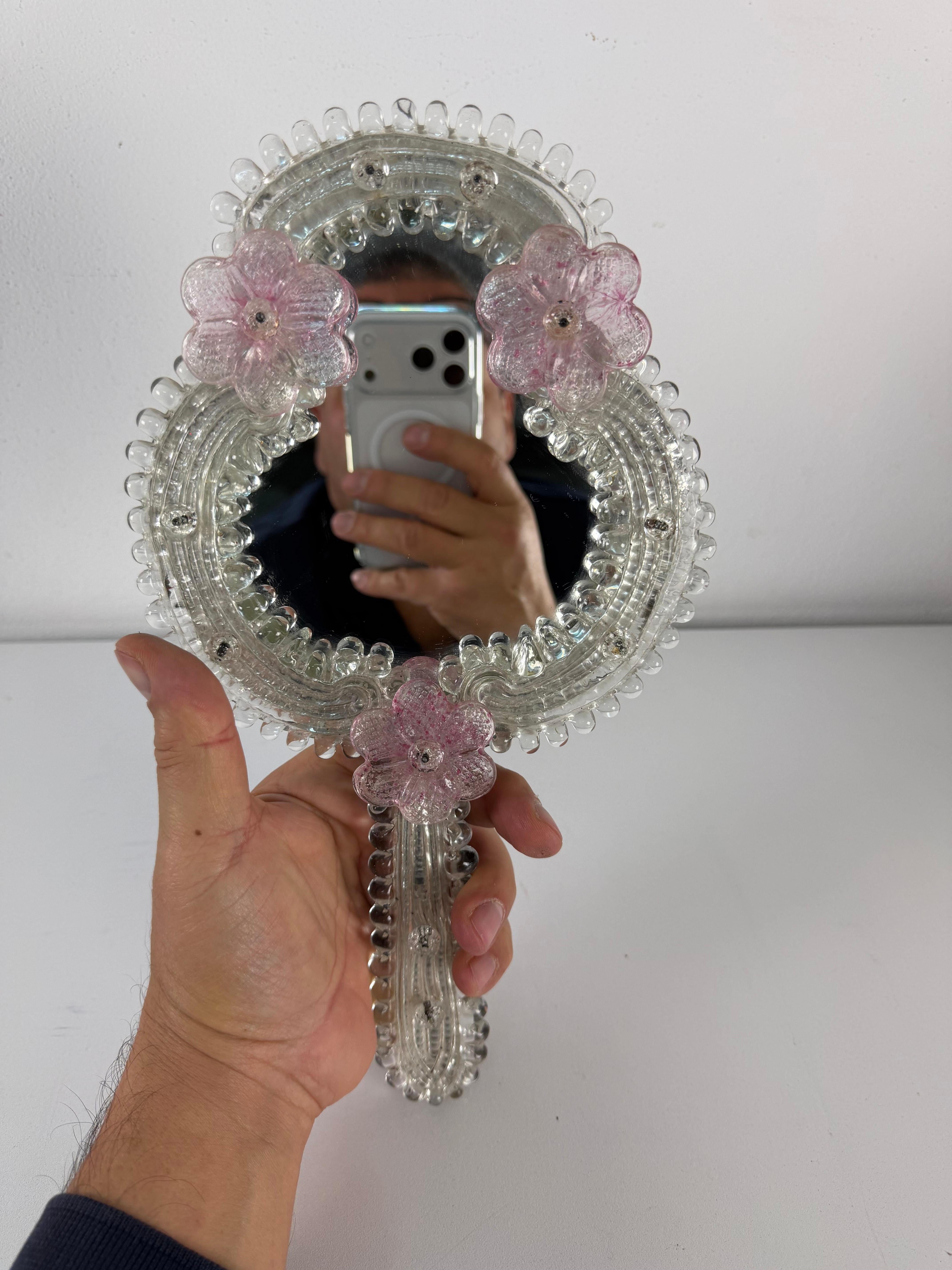 Miroir de coiffeuse en verre de Murano, années 1950
Intact et en bon état. Il dispose également d'un crochet à l'arrière pour une fixation murale.
Hauteur 34 cm, largeur 18 cm, profondeur 3 cm.