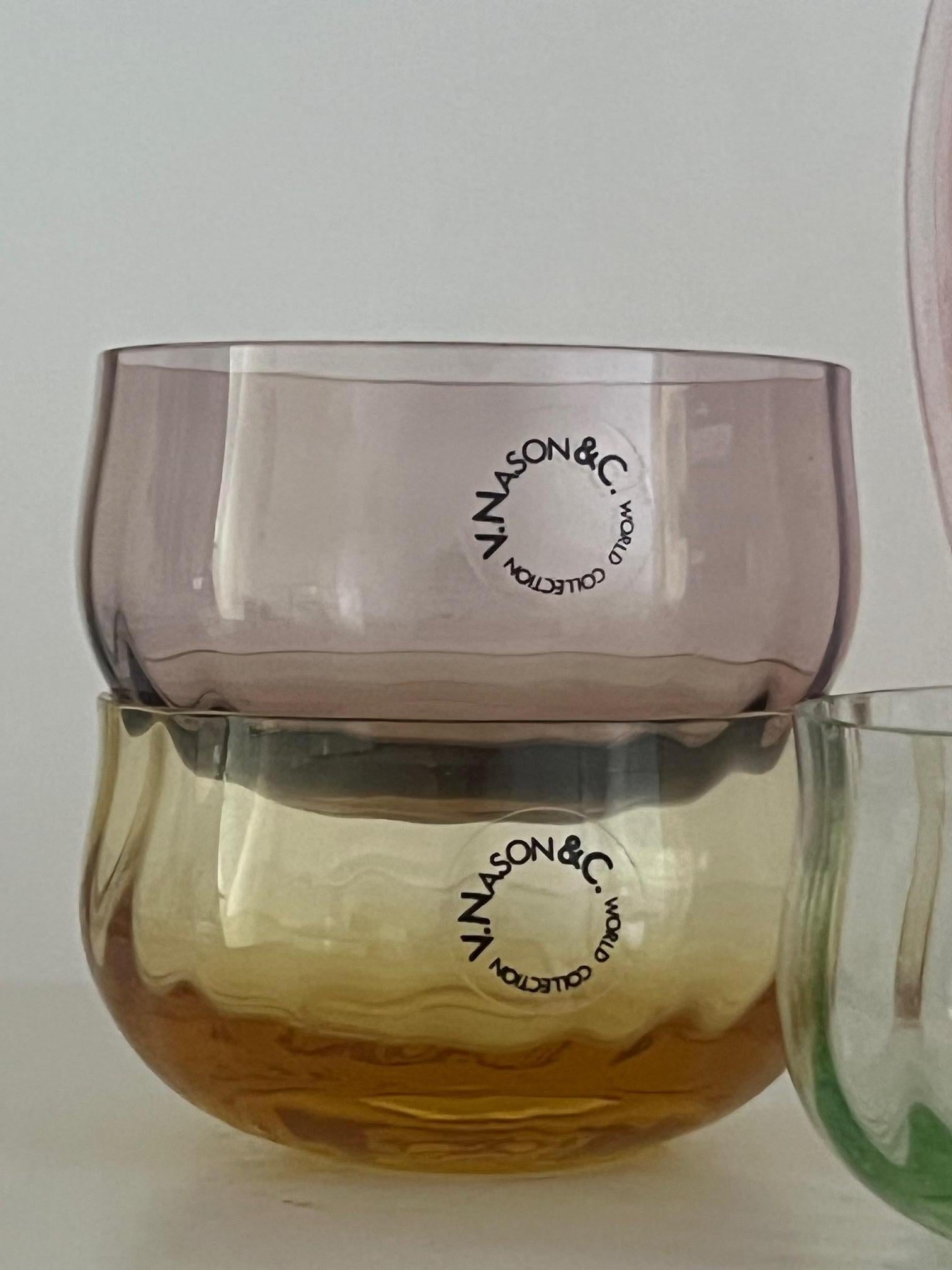 Nuevo jarrón de cristal soplado de Murano y seis vasos / floreros pequeños fabricados en Italia en la década de 1990 por V. Nason & C. Creados por maestros vidrieros con técnicas tradicionales

El jarrón es rosa y los vasos son verdes, amarillos,