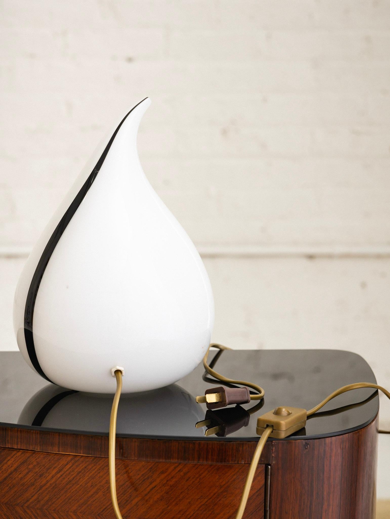 italien Lampe de table en verre de Murano à forme goutte d'eau en vente