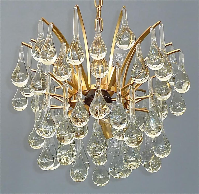 Large gilt brass Sputnik chandelier with elongated Murano glass made by Christoph Palme, very in the style of Venini, Germany, circa 1960-1970. The chain-hanging length-adjustable pendant lamp has a gilt brass metal Sputnik construction with